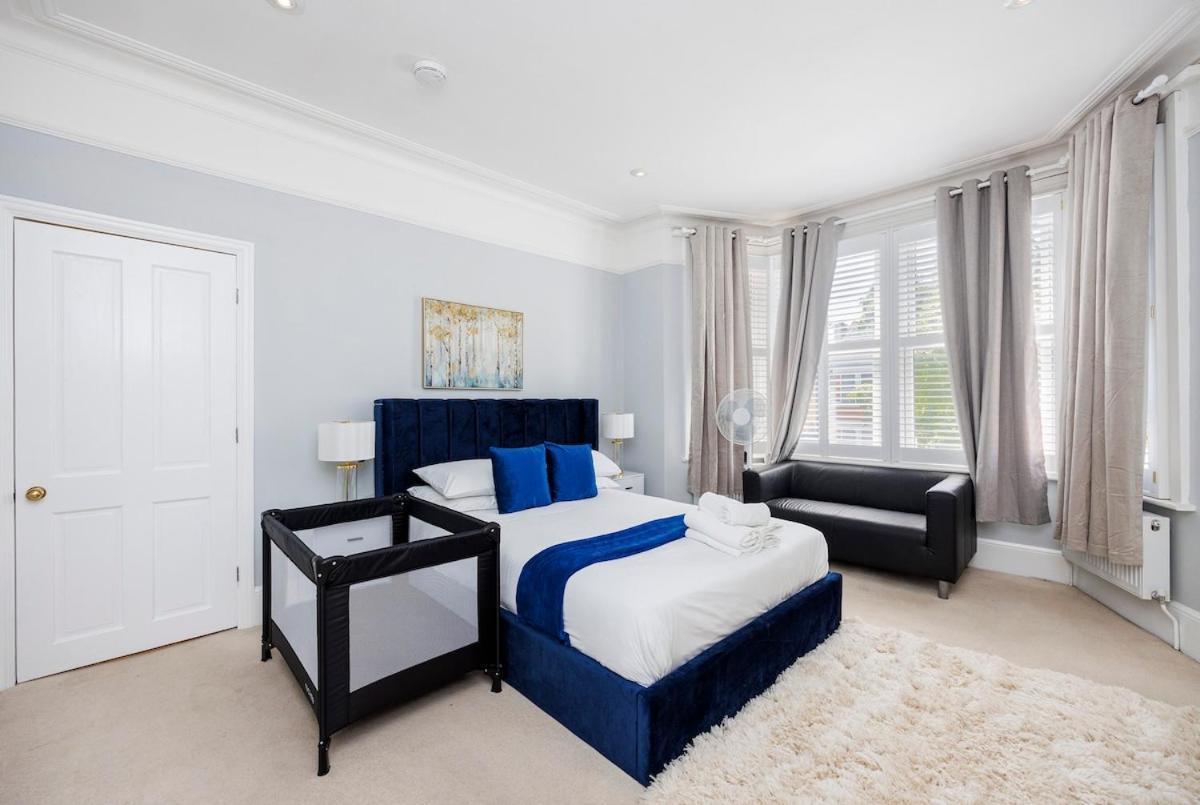 Apartment 6 Bedroom West Home, Acton, Free Parking , Pool Table , 75 Inch Tv, Sleeps 11 Offers