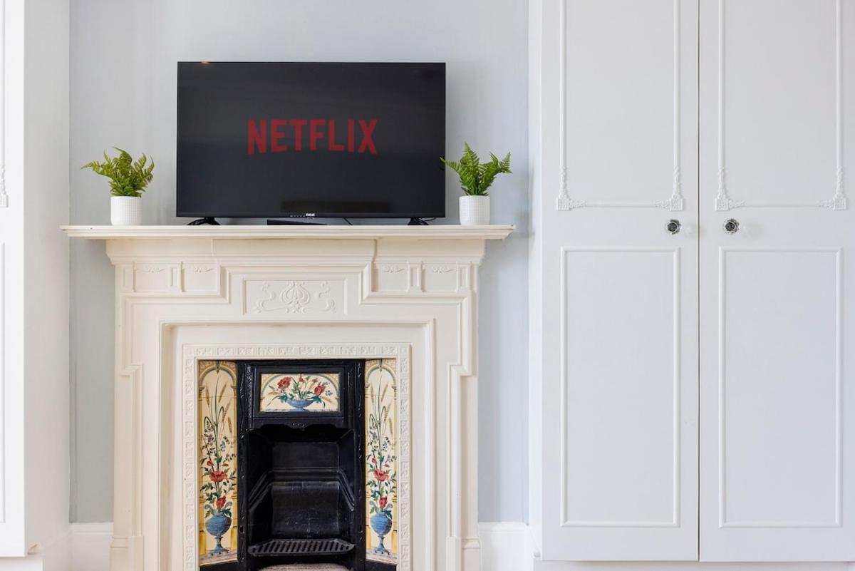 Apartment 6 Bedroom West Home, Acton, Free Parking , Pool Table , 75 Inch Tv, Sleeps 11 Offers
