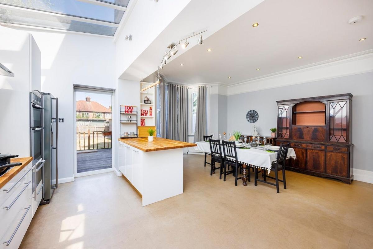 6 Bedroom West Home, Acton, Free Parking , Pool Table , 75 Inch Tv, Sleeps 11 Offers * London