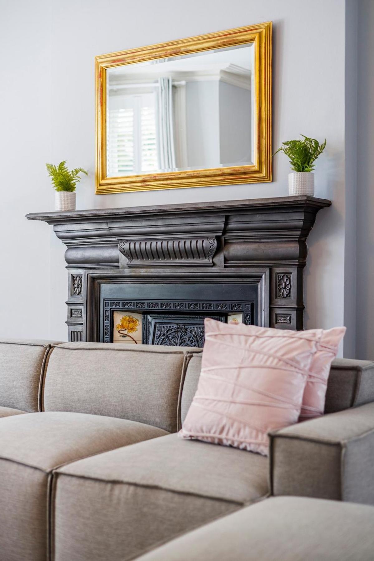 6 Bedroom West Home, Acton, Free Parking , Pool Table , 75 Inch Tv, Sleeps 11 Offers London