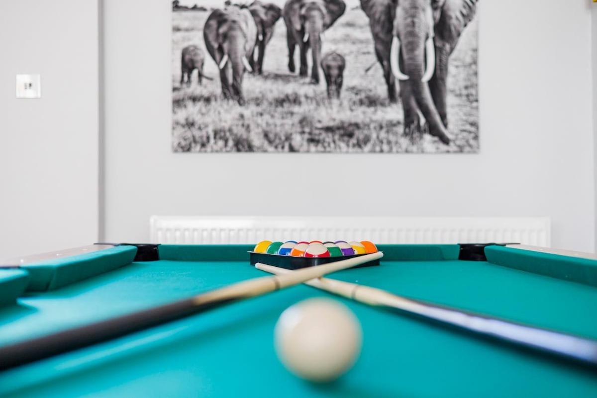 6 Bedroom West Home, Acton, Free Parking , Pool Table , 75 Inch Tv, Sleeps 11 Offers * London