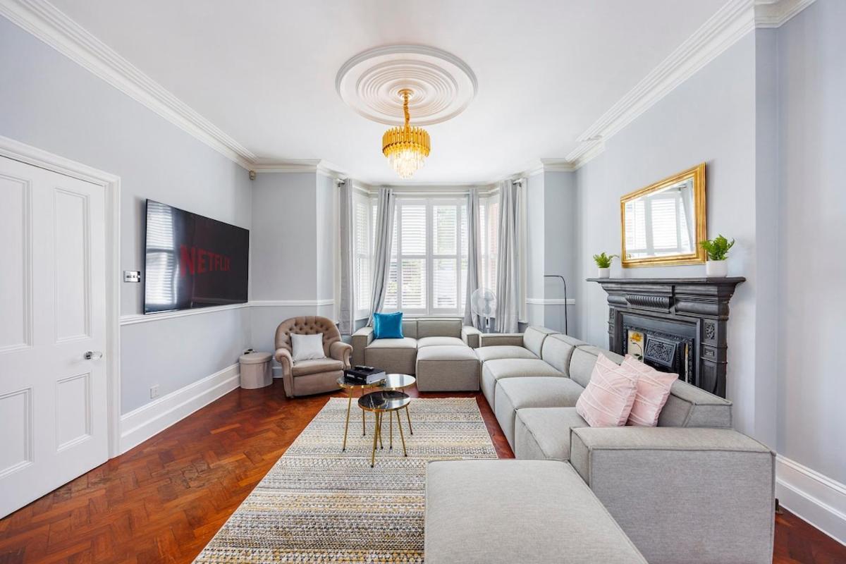 6 Bedroom West Home, Acton, Free Parking , Pool Table , 75 Inch Tv, Sleeps 11 Offers * London