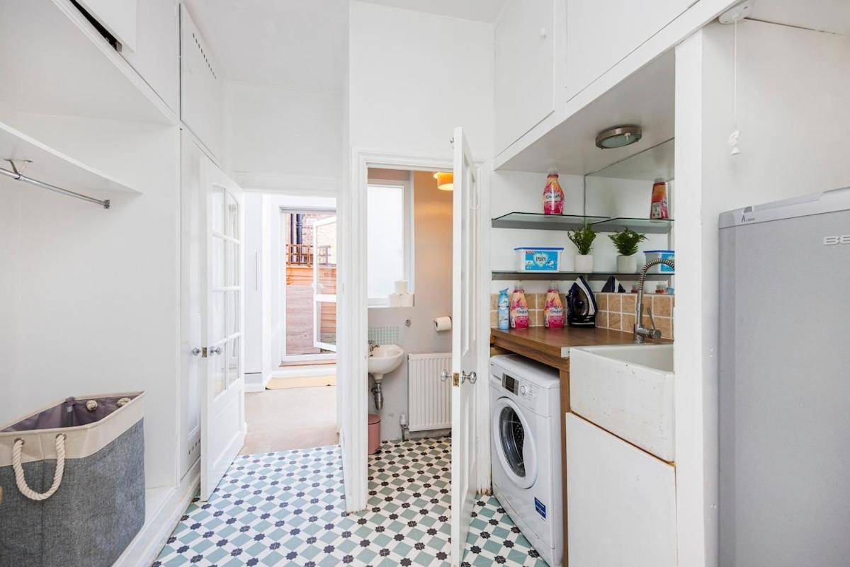 6 Bedroom West Home, Acton, Free Parking , Pool Table , 75 Inch Tv, Sleeps 11 Offers Apartment London
