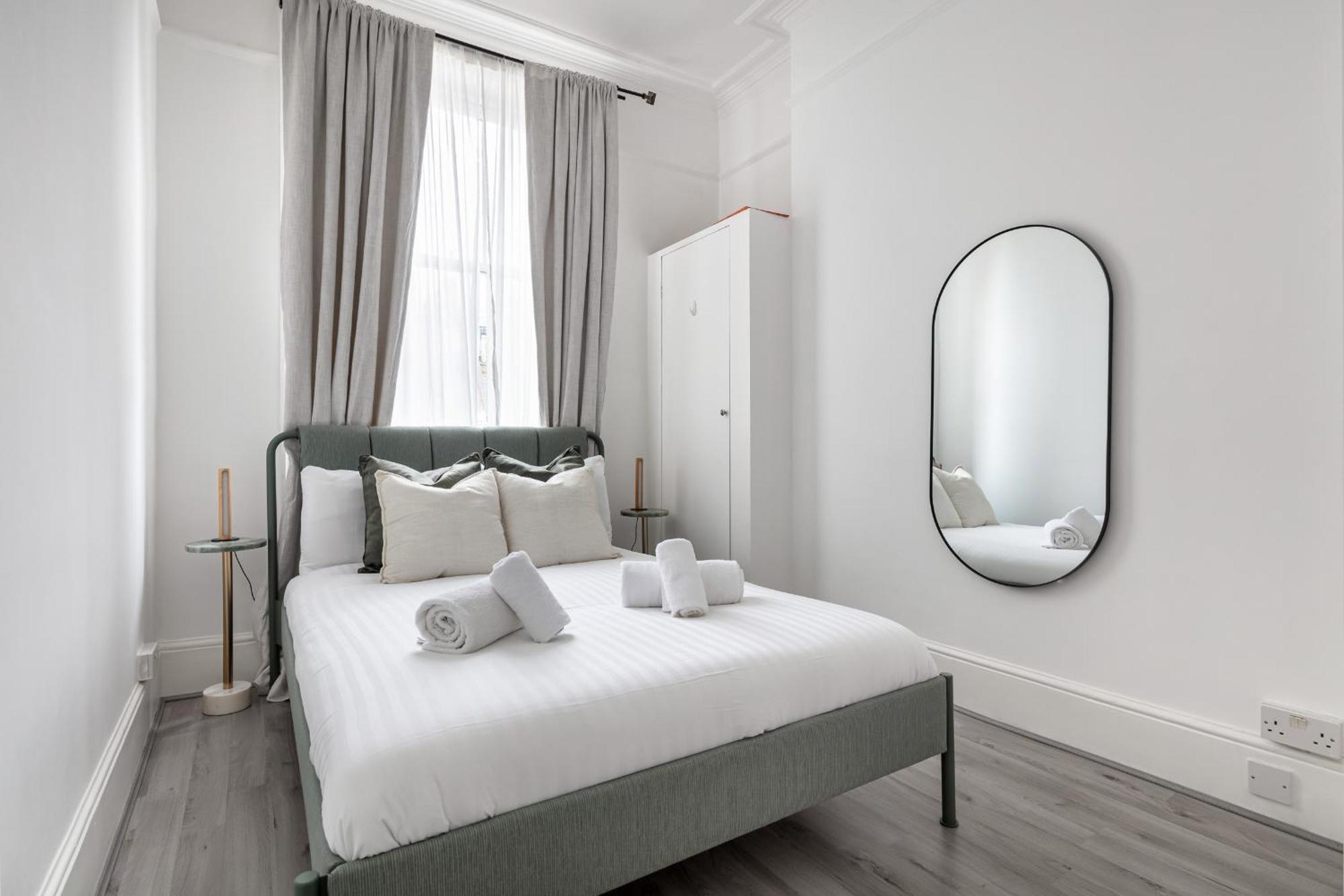Experience Kensington Class In 2bd Apartment
