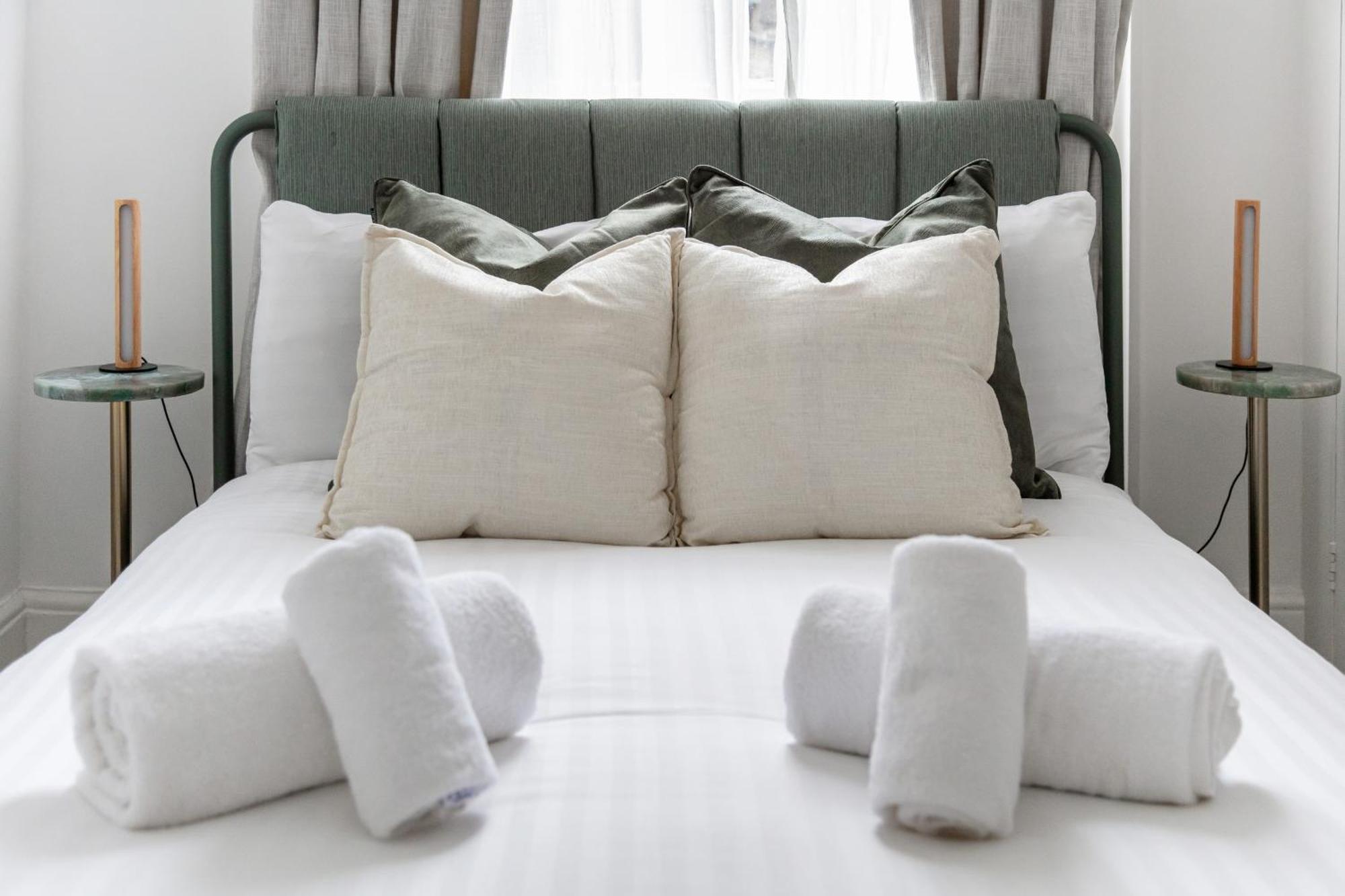 Experience Kensington Class In 2bd Apartment