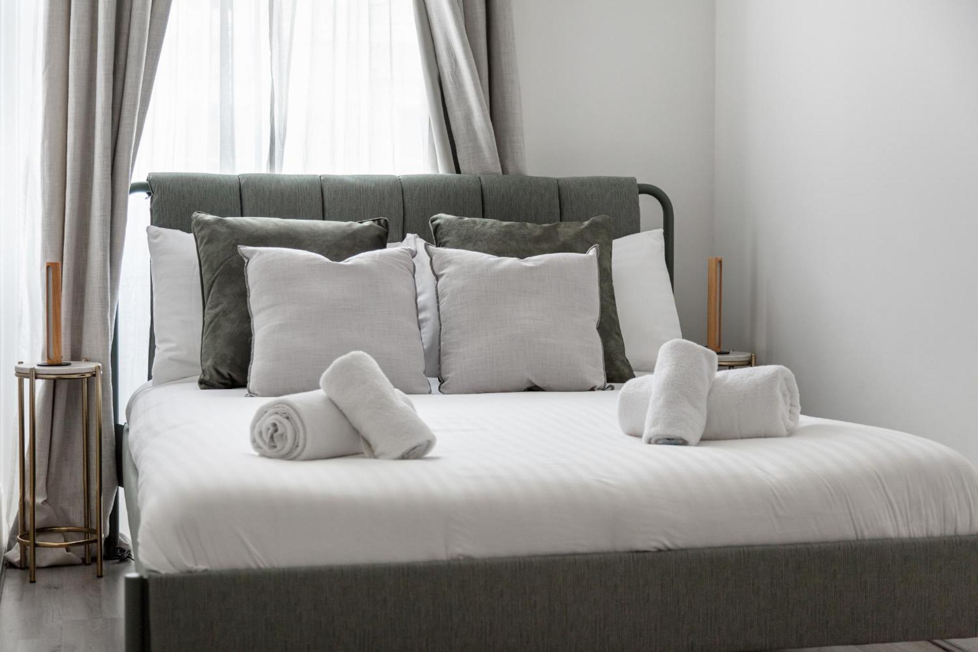 Experience Kensington Class In 2bd Apartment