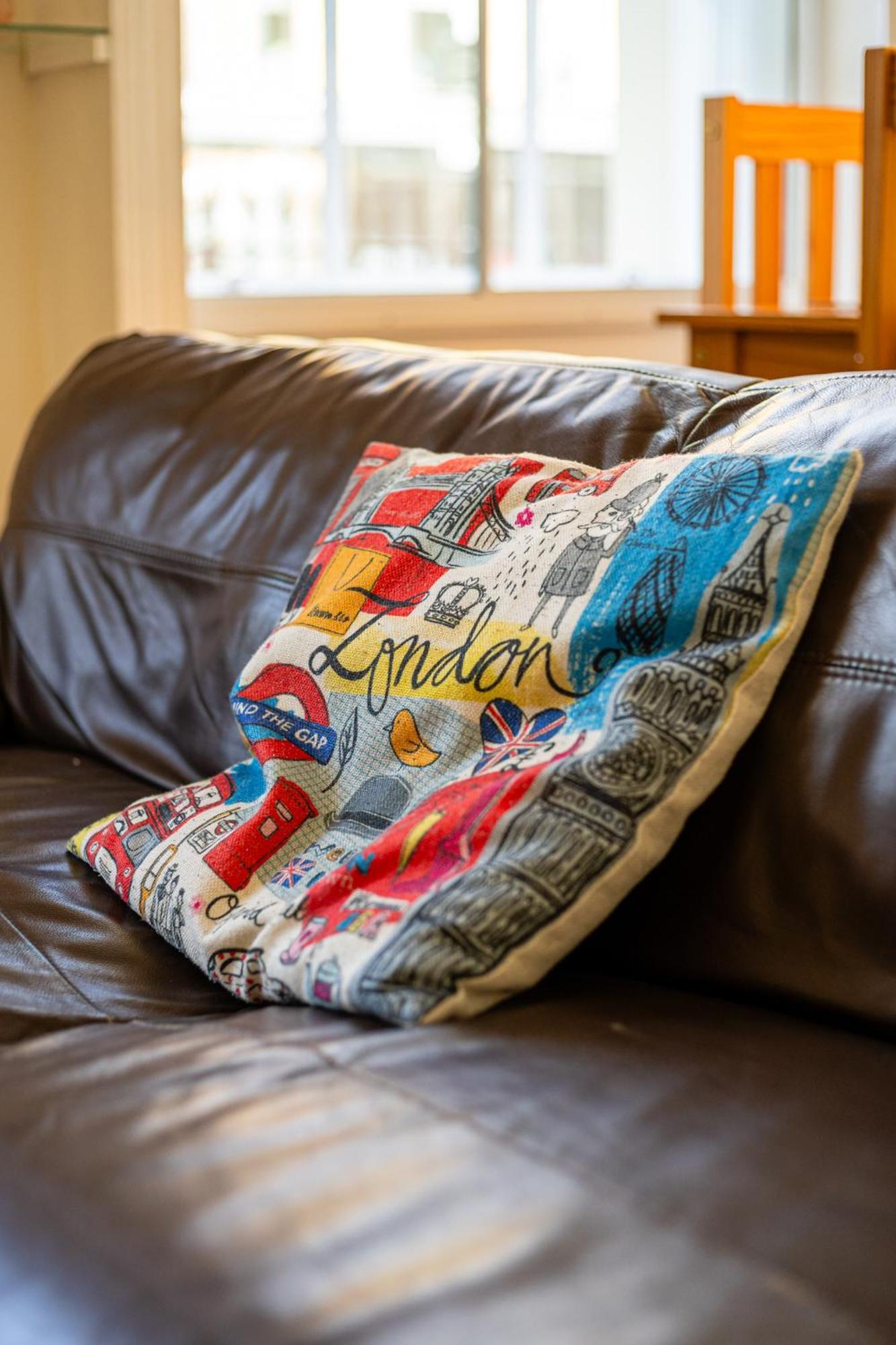 Stylish 2bed Steps From Iconic Waterloo! Apartment