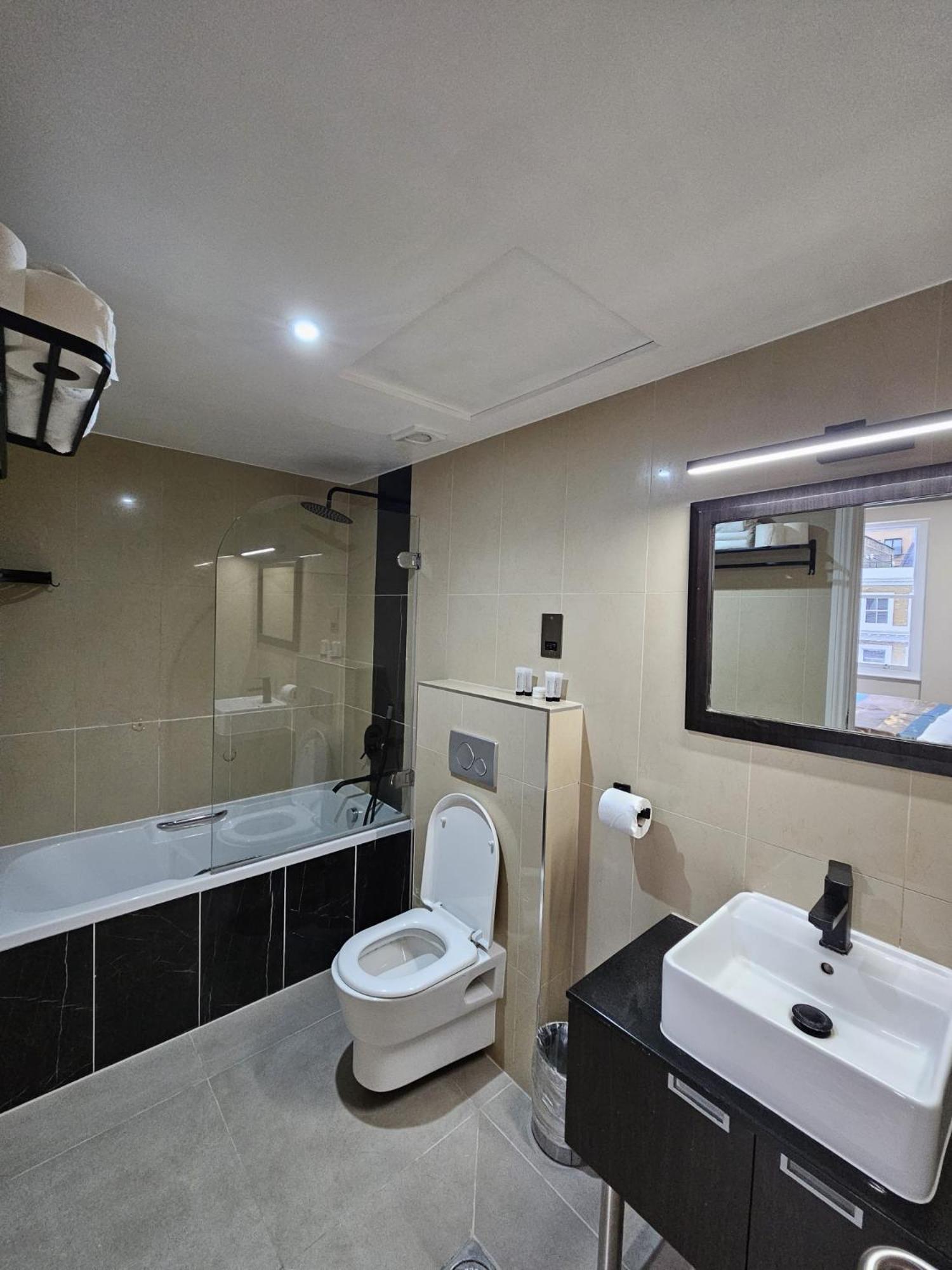 Cromwell 3* London