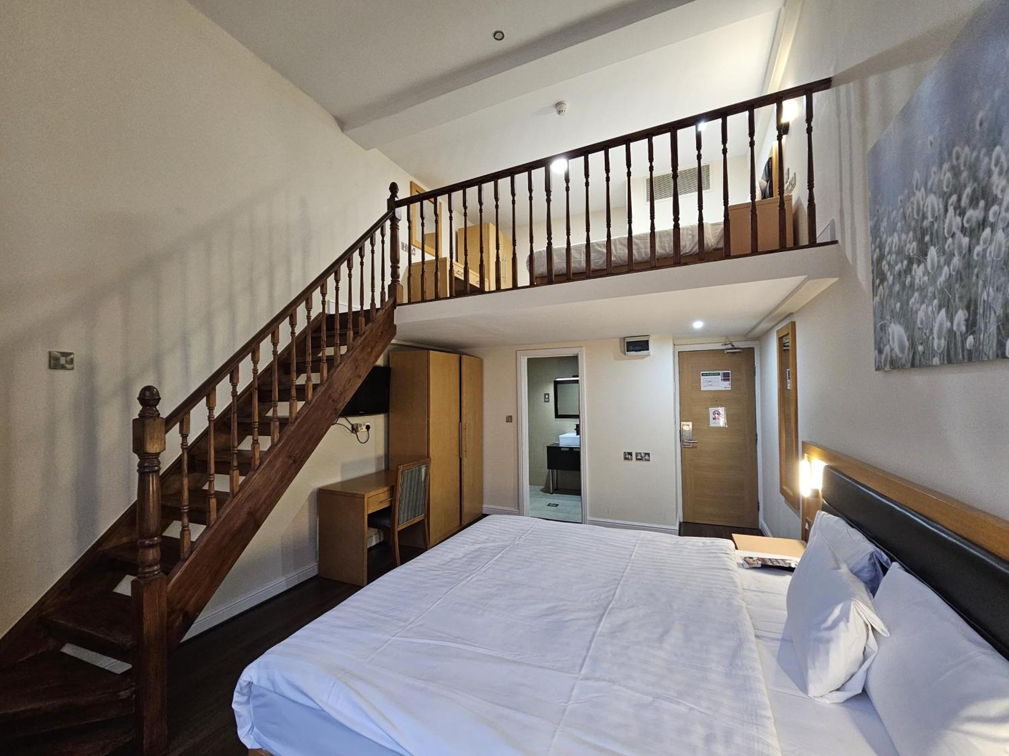 Cromwell 3*