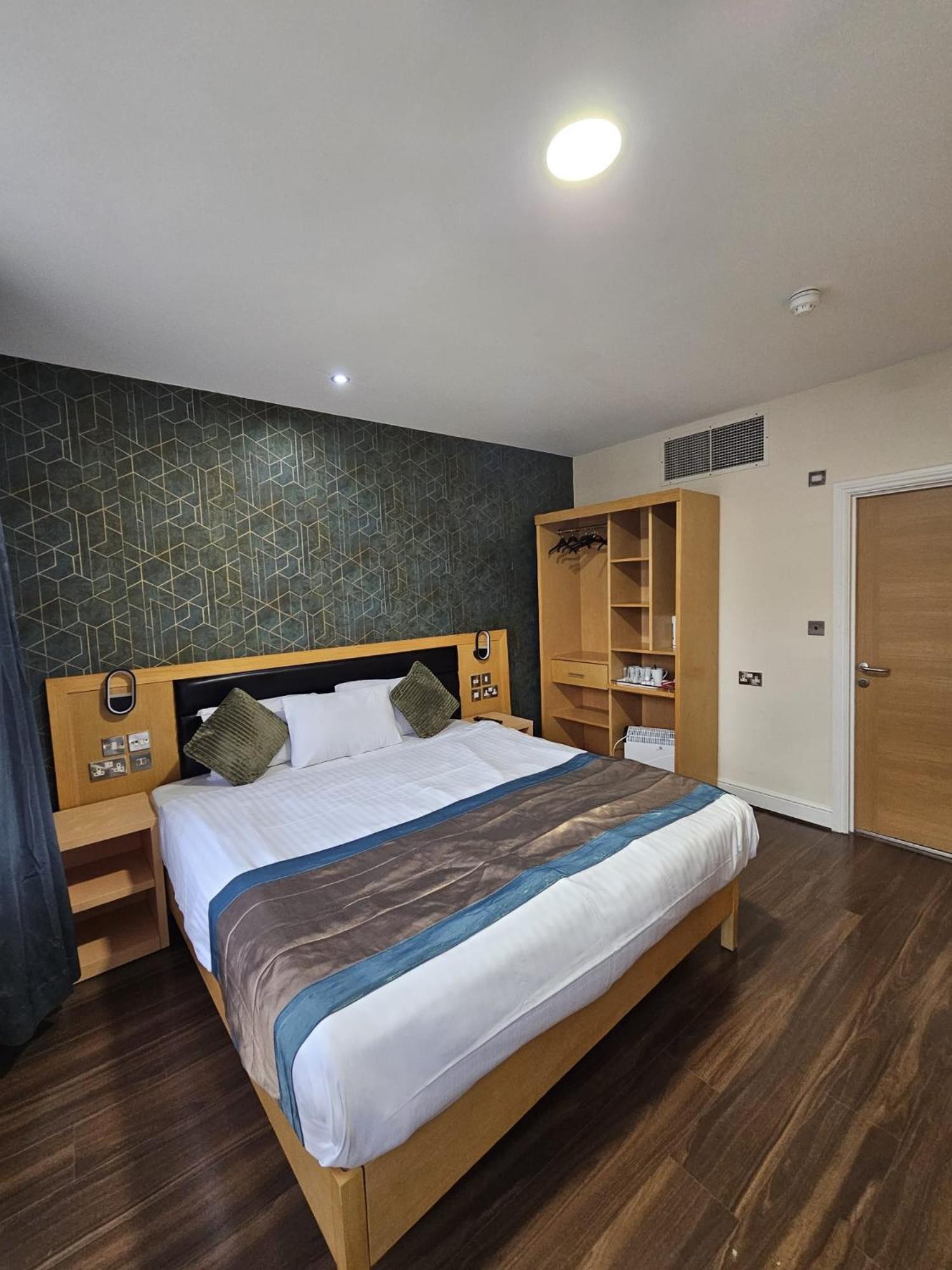 Cromwell Hotel 3*