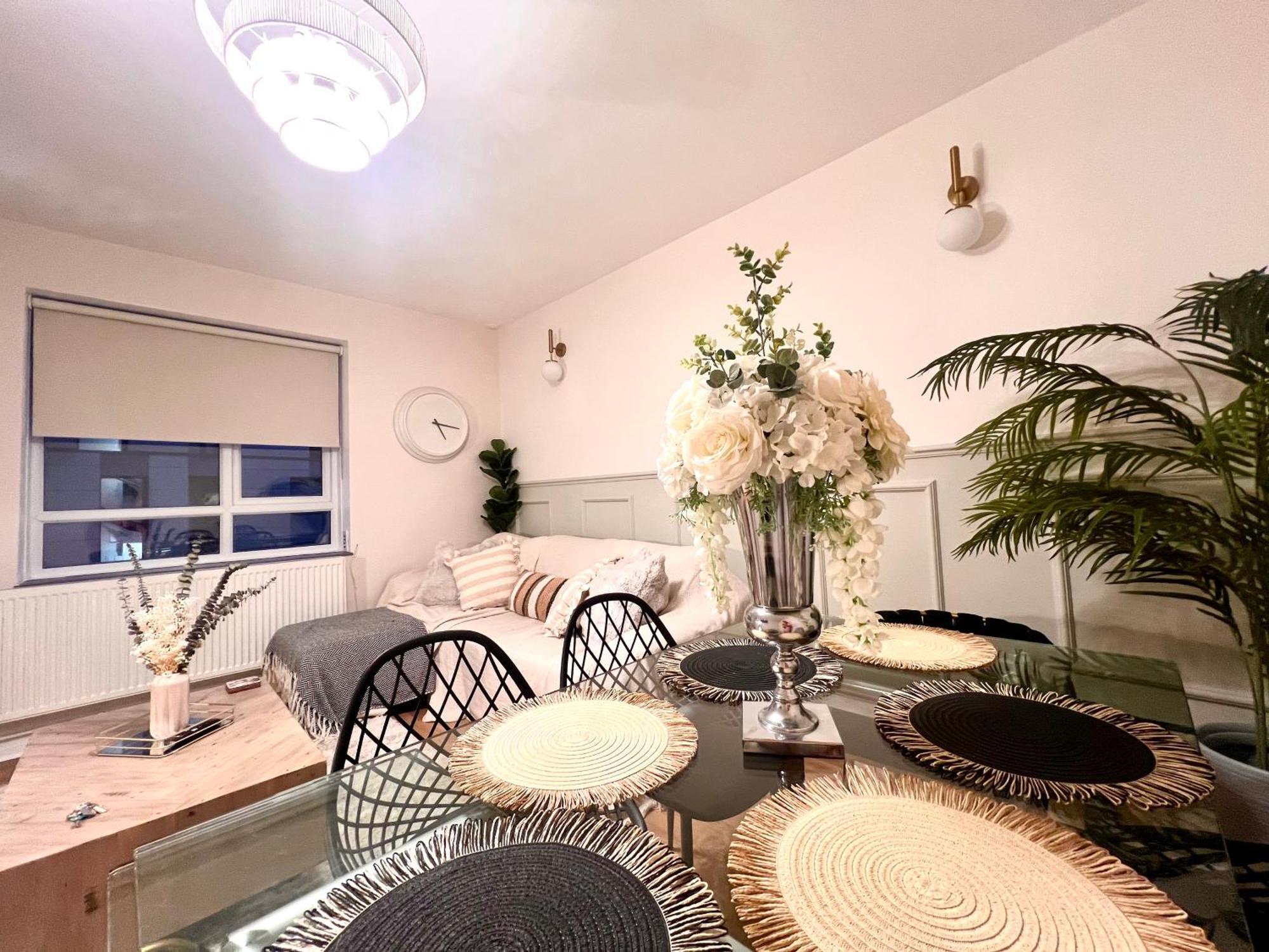 Apartment 3 Minutes To Tower Of Trendy Shoreditch Recently Refurbished 3 Bedrooms Sleeps 8