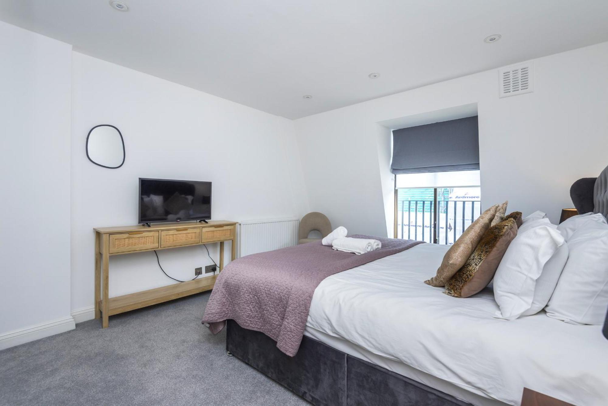 Elegant Mayfair 5 Apartment