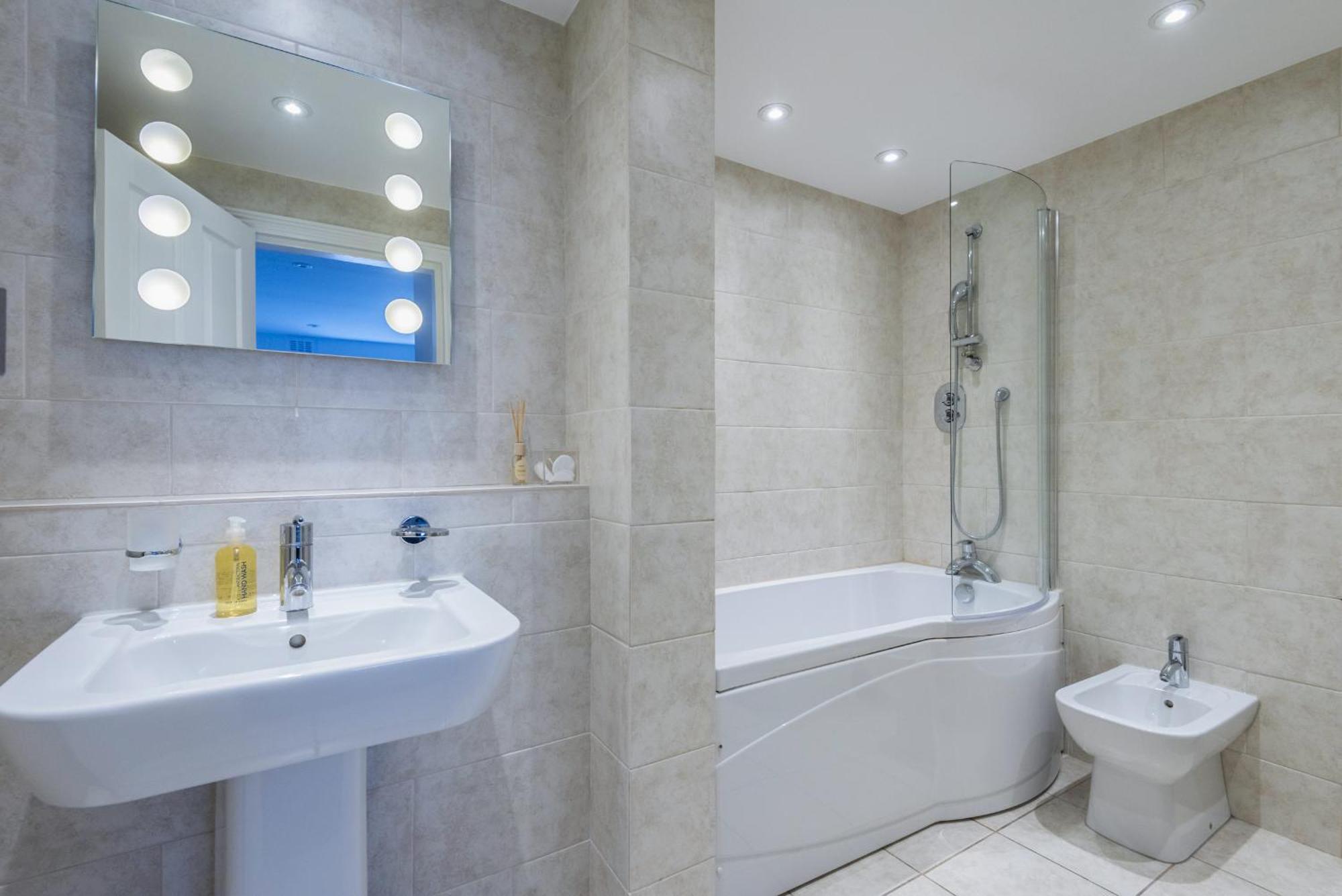 Elegant Mayfair 5 Apartment