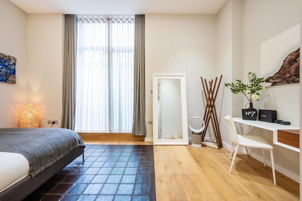 Three Bedroom, Leicester Square Duplex London