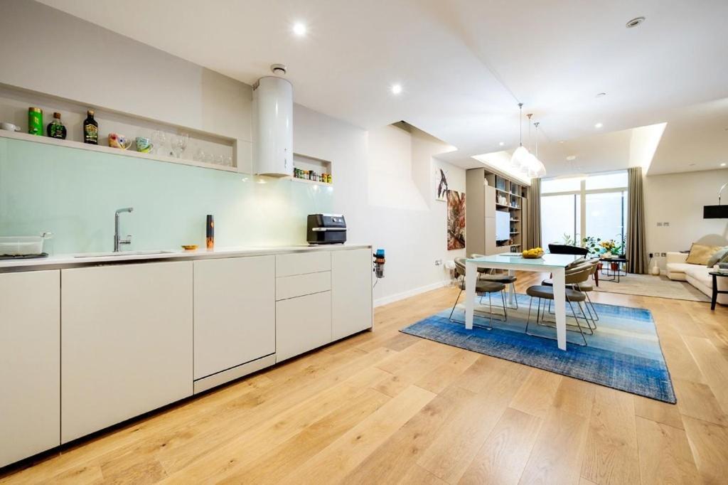 Three Bedroom, Leicester Square Duplex * London