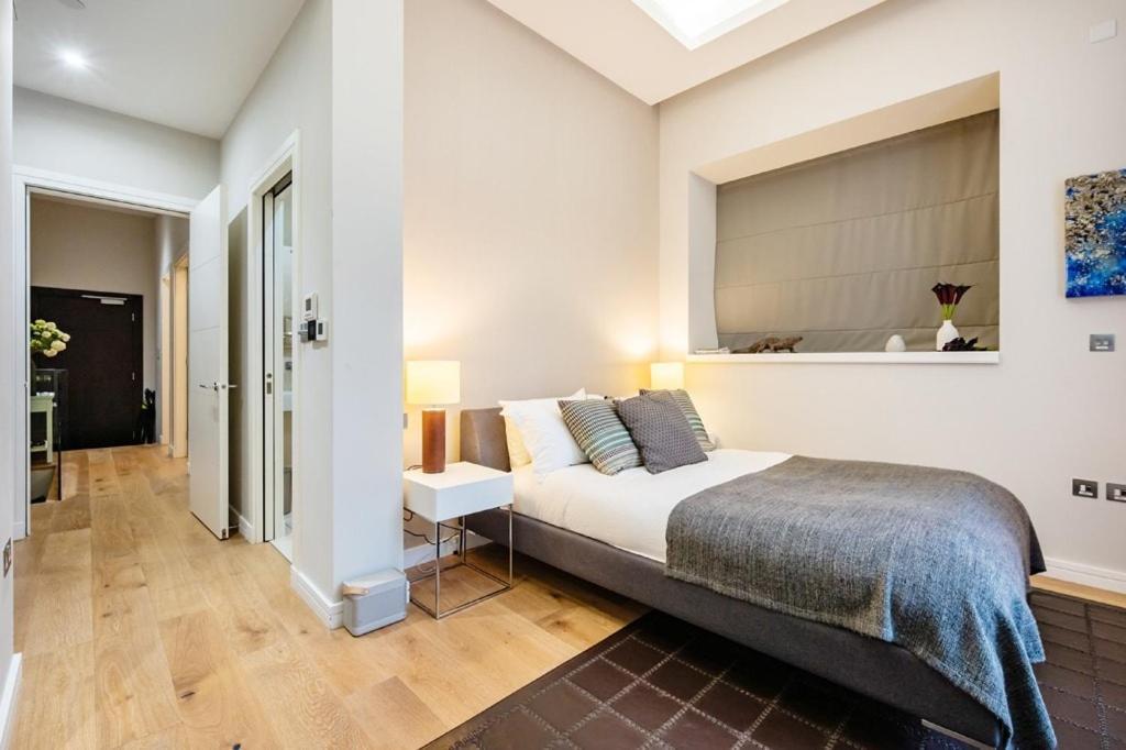 Three Bedroom, Leicester Square Duplex London