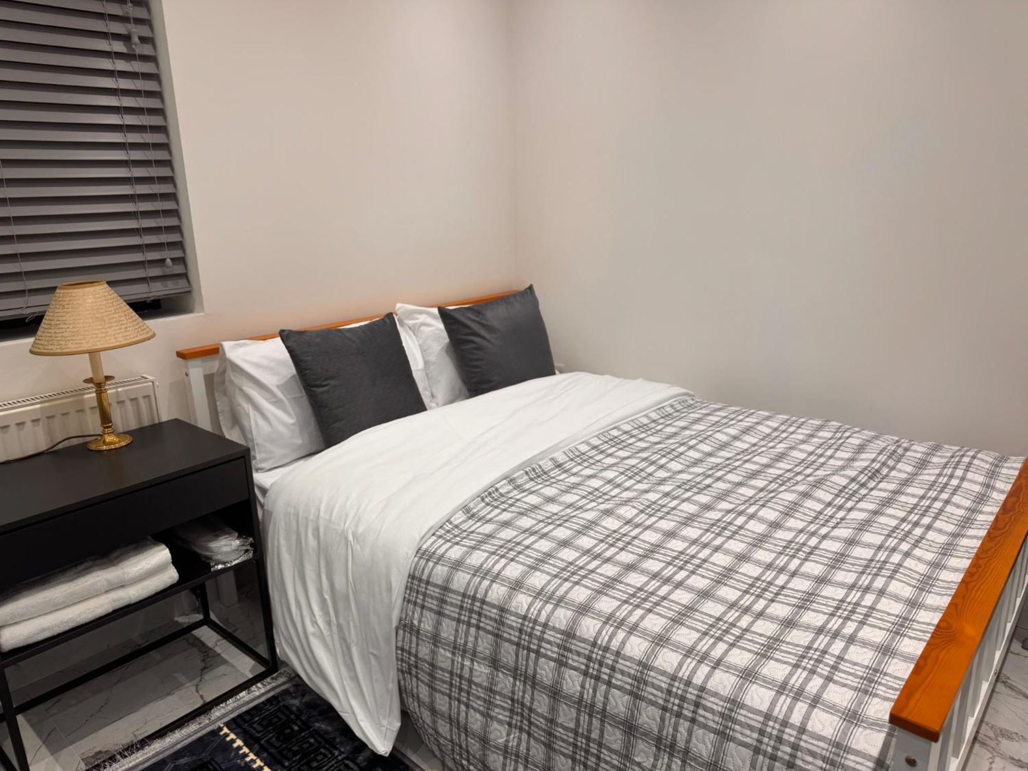 Modern House Stratford E15 - Sleeps 2 - 9, Fast Links To London, Near O2, Greenwich & Olympic Park, Child-friendly Garden, Free Parking, Free Wifi *