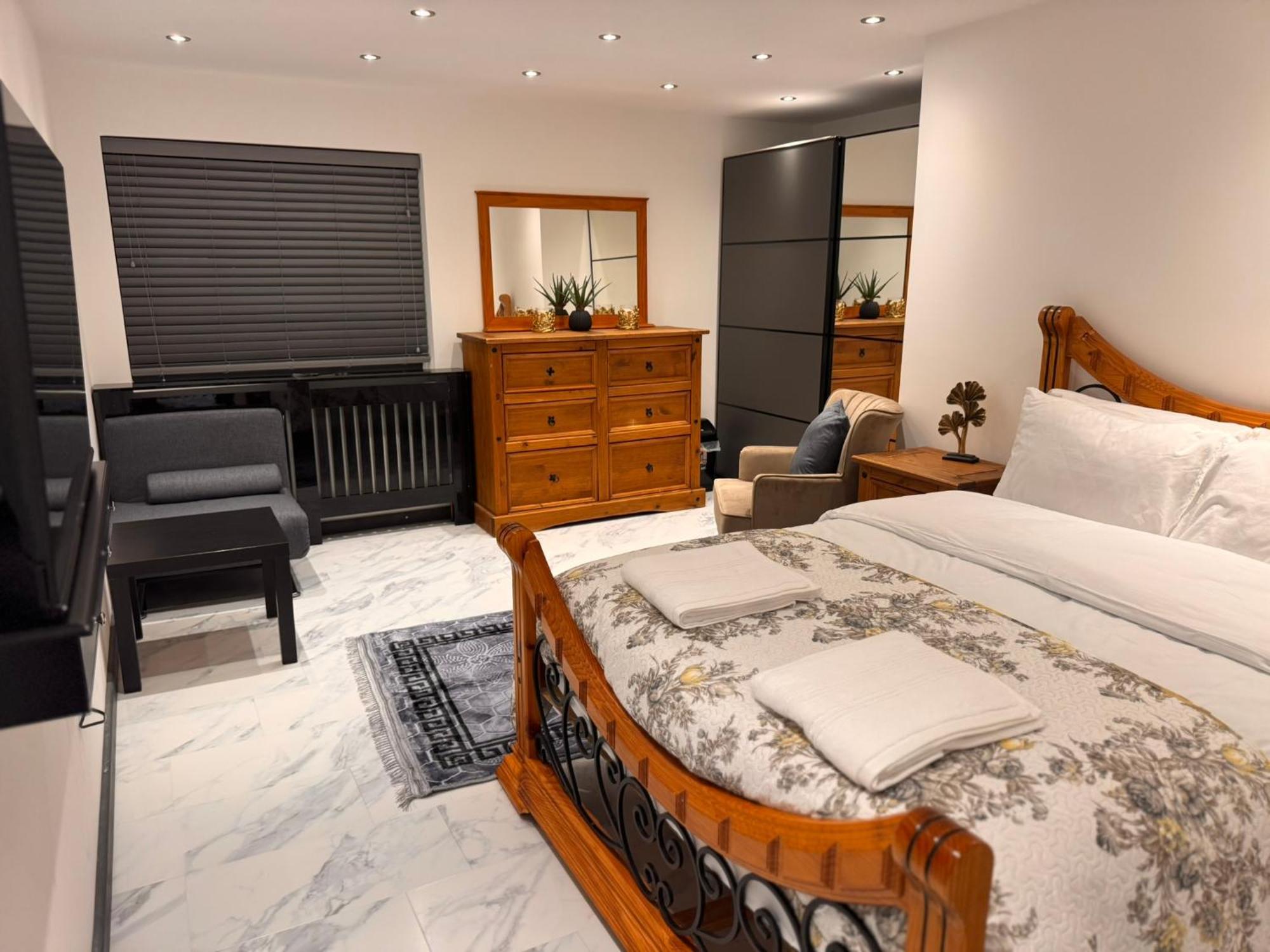Apartment Modern House Stratford E15 - Sleeps 2 - 9, Fast Links To London, Near O2, Greenwich & Olympic Park, Child-friendly Garden, Free Parking, Free Wifi