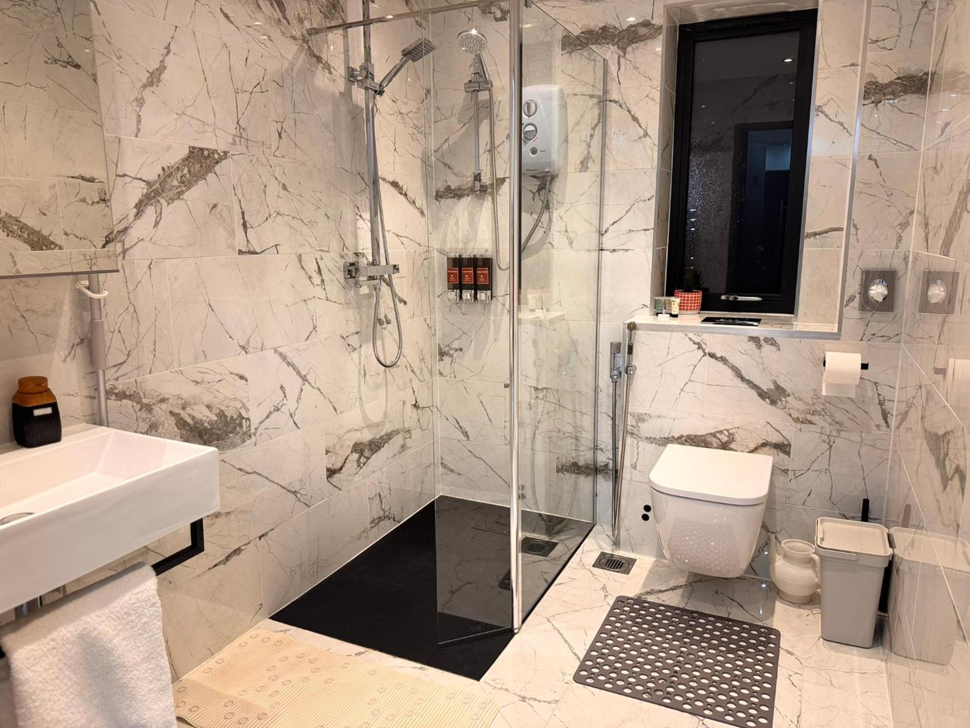 Apartment Modern House Stratford E15 - Sleeps 2 - 9, Fast Links To London, Near O2, Greenwich & Olympic Park, Child-friendly Garden, Free Parking, Free Wifi London