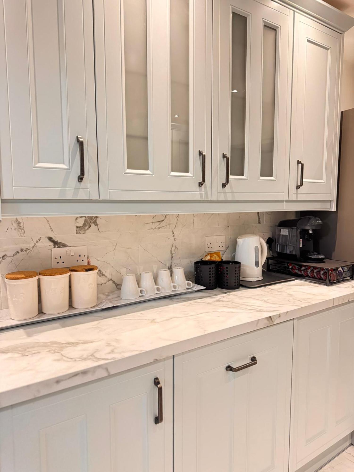 Modern House Stratford E15 - Sleeps 2 - 9, Fast Links To London, Near O2, Greenwich & Olympic Park, Child-friendly Garden, Free Parking, Free Wifi London