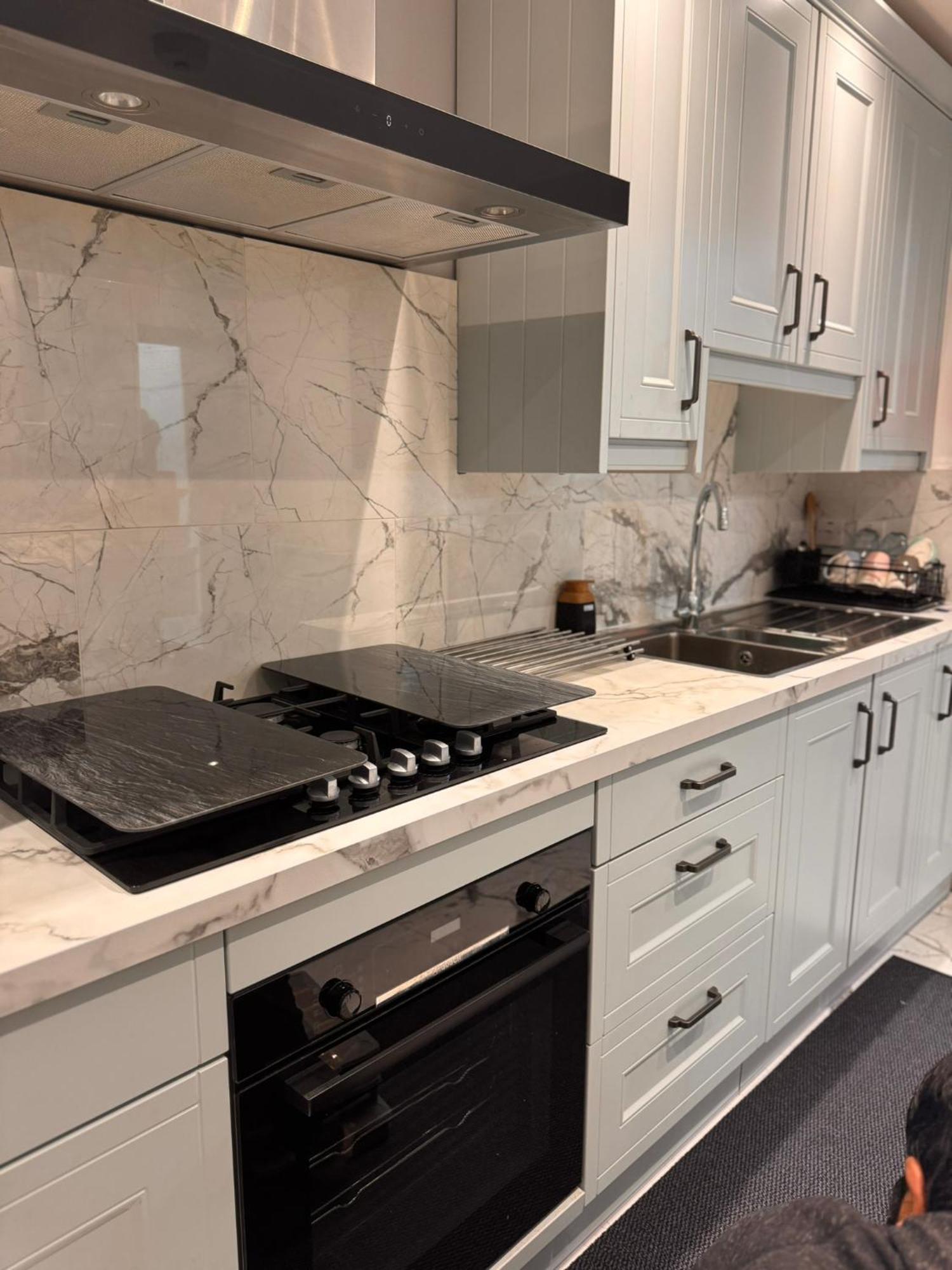 Apartment Modern House Stratford E15 - Sleeps 2 - 9, Fast Links To London, Near O2, Greenwich & Olympic Park, Child-friendly Garden, Free Parking, Free Wifi *