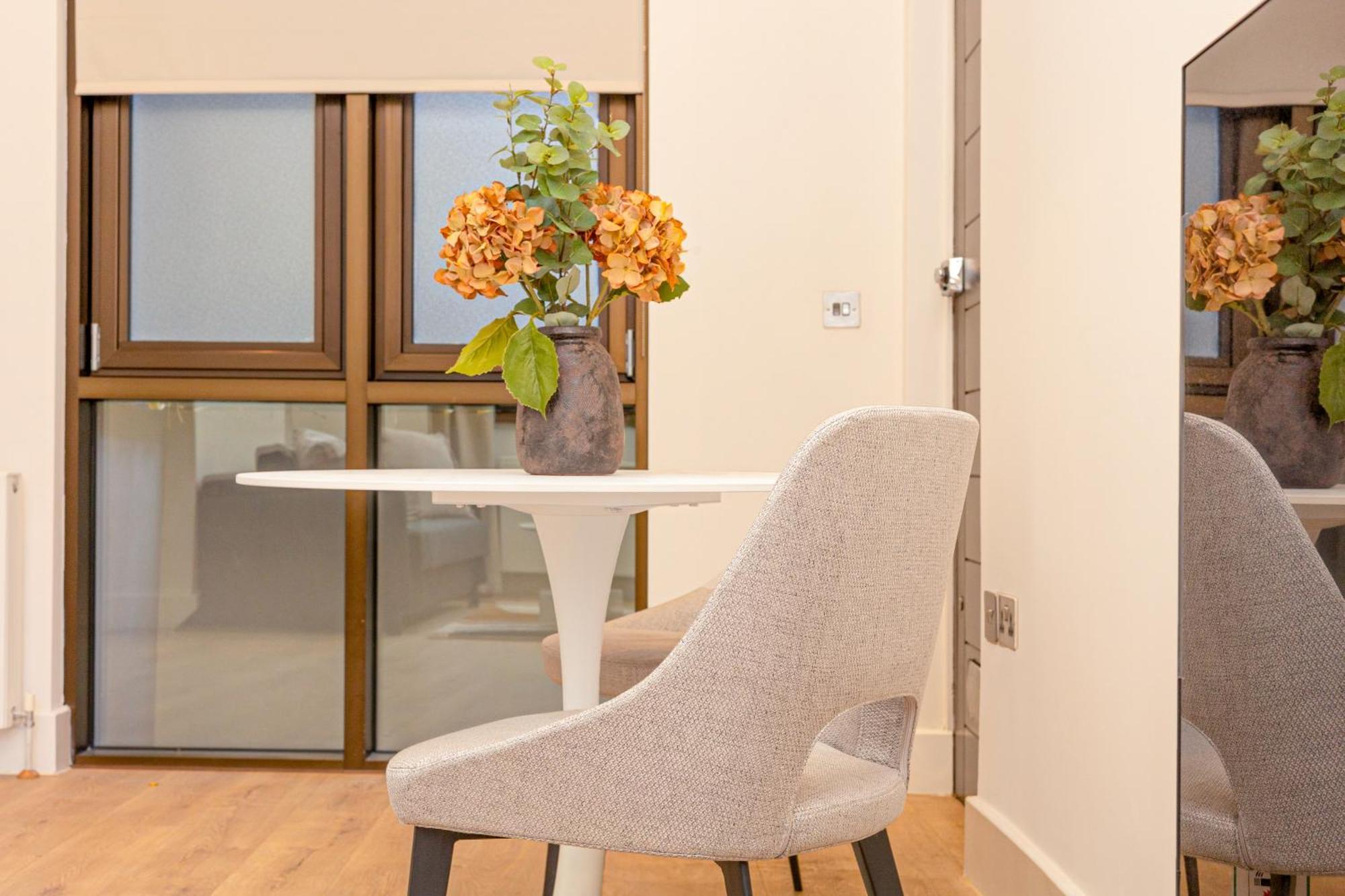 Amazing New 1br, 3 Min Blackfriars St! London