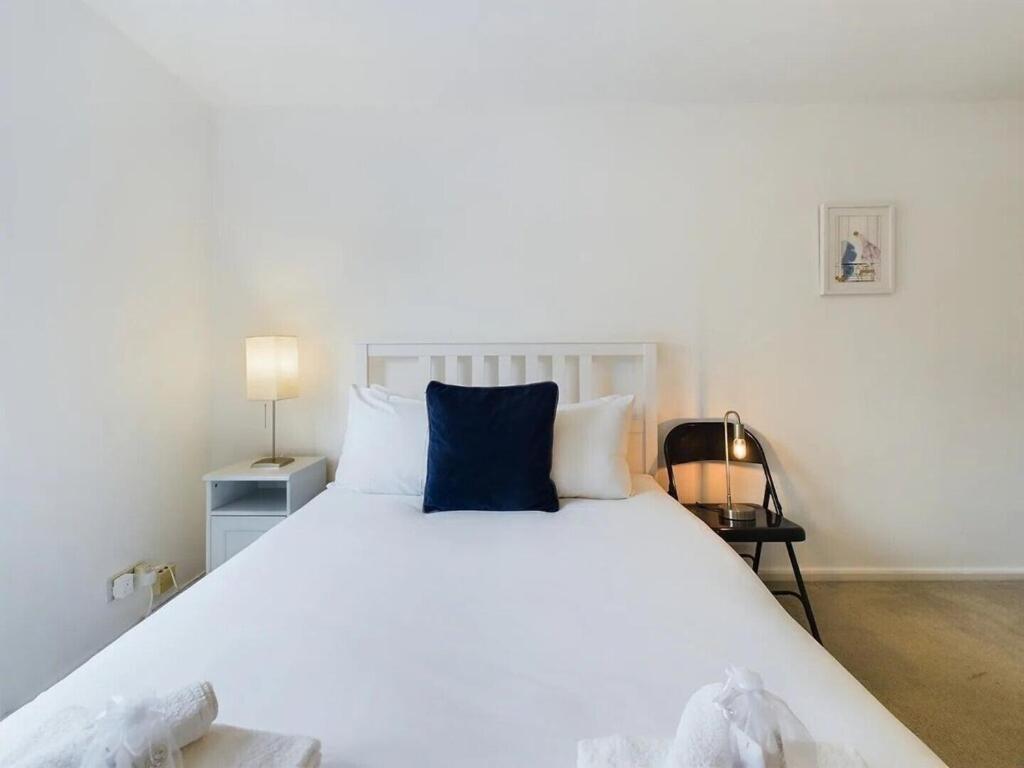 Cozy 1br Flat Walk From Fields Sleeps 2 Pass The Keys