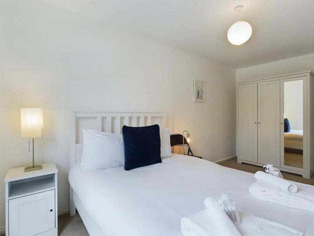 Apartment Cozy 1br Flat Walk From Fields Sleeps 2 Pass The Keys