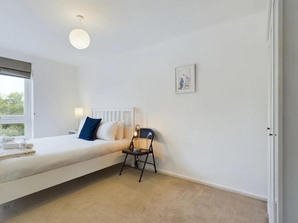 Cozy 1br Flat Walk From Fields Sleeps 2 Pass The Keys *
