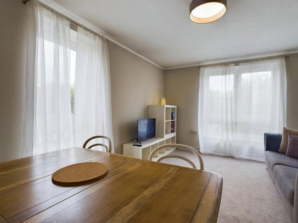 Apartment Cozy 1br Flat Walk From Fields Sleeps 2 Pass The Keys *