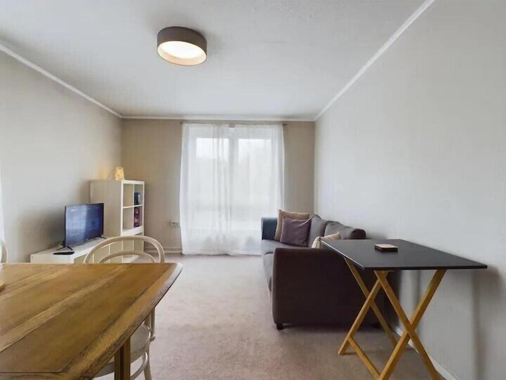 Cozy 1br Flat Walk From Fields Sleeps 2 Pass The Keys Apartment