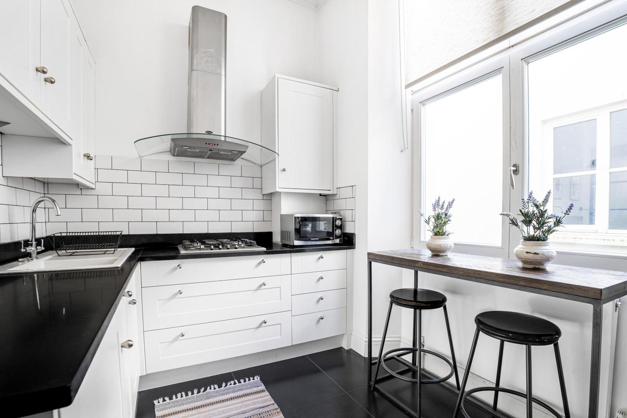 Classy High Ceilings 2 Bdr Next To Hyde Park Apartment *