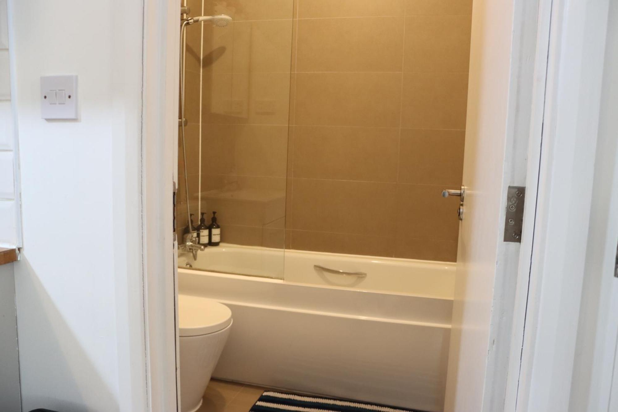 Stylish - Private Bathroom, 15mins To London! Apartamento