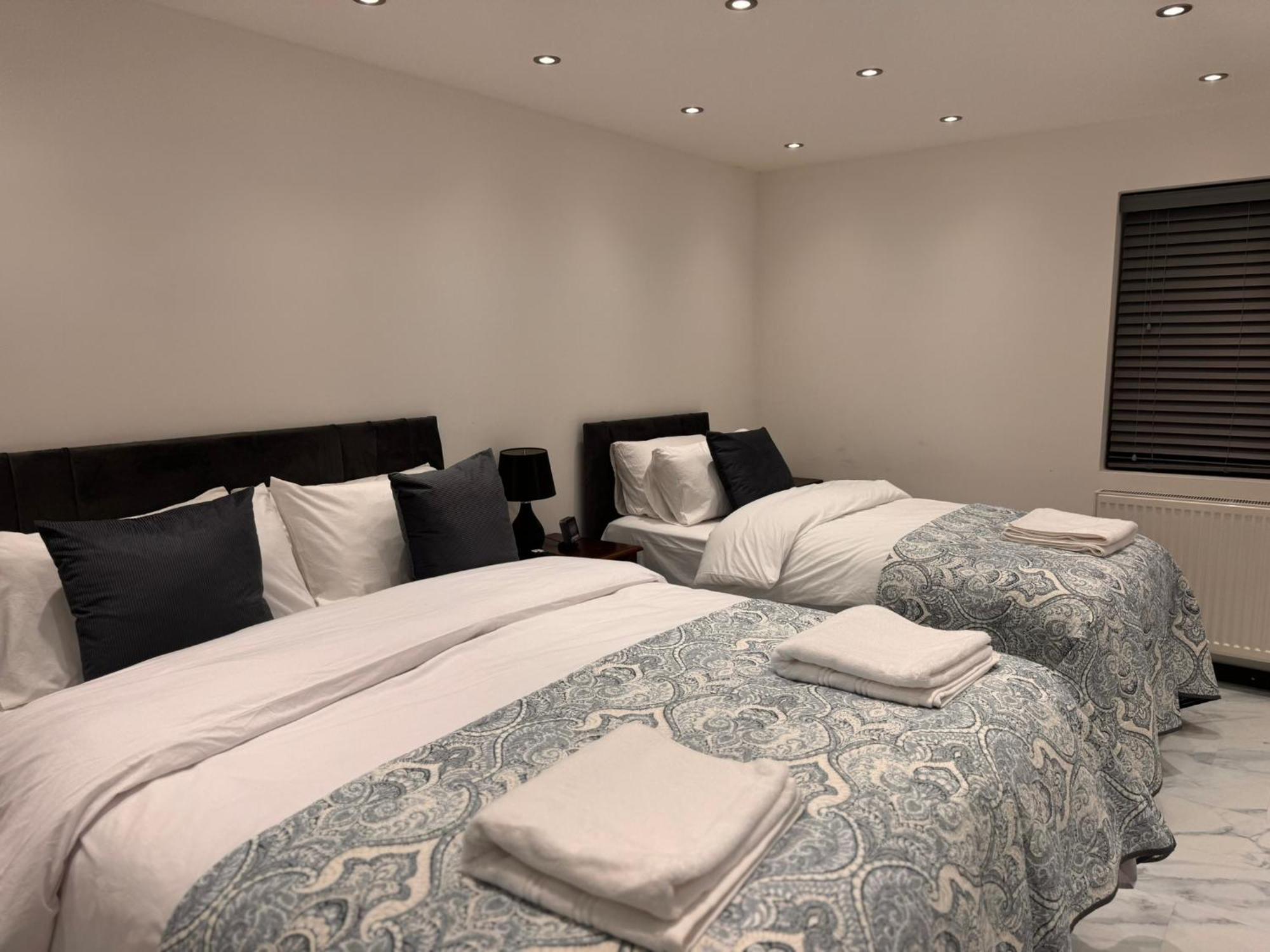 Apartment Modern House Stratford E15 - Sleeps 2 - 9, Fast Links To London, Near O2, Greenwich & Olympic Park, Child-friendly Garden, Free Parking, Free Wifi