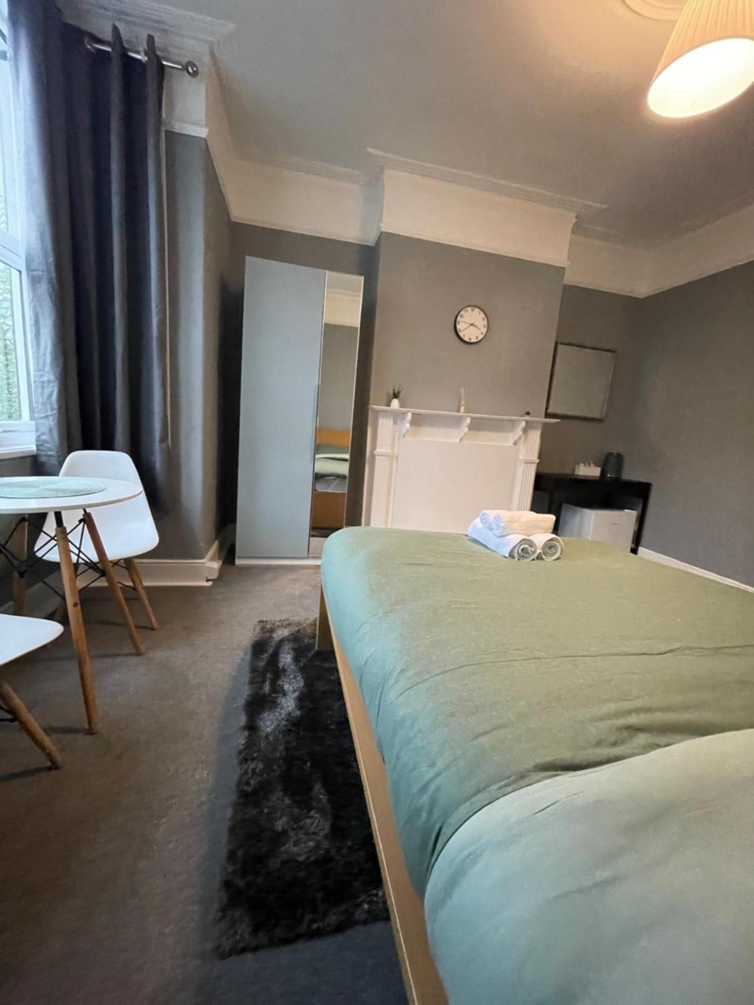 Casa de hóspedes Cosy Double A Stones Throw From Wembley Stadium *