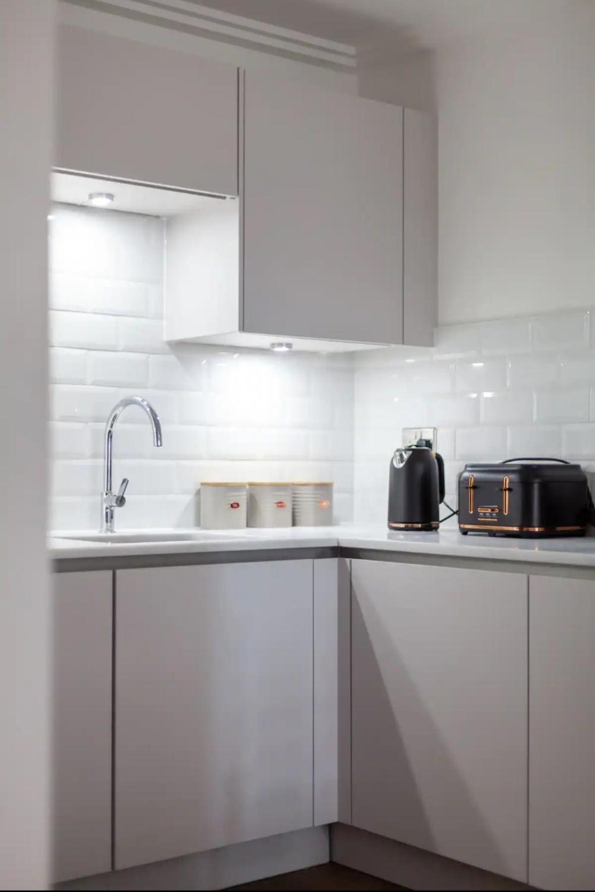 Avida Lettings - Modern Close To Westfield And Notting Hill Apartment *