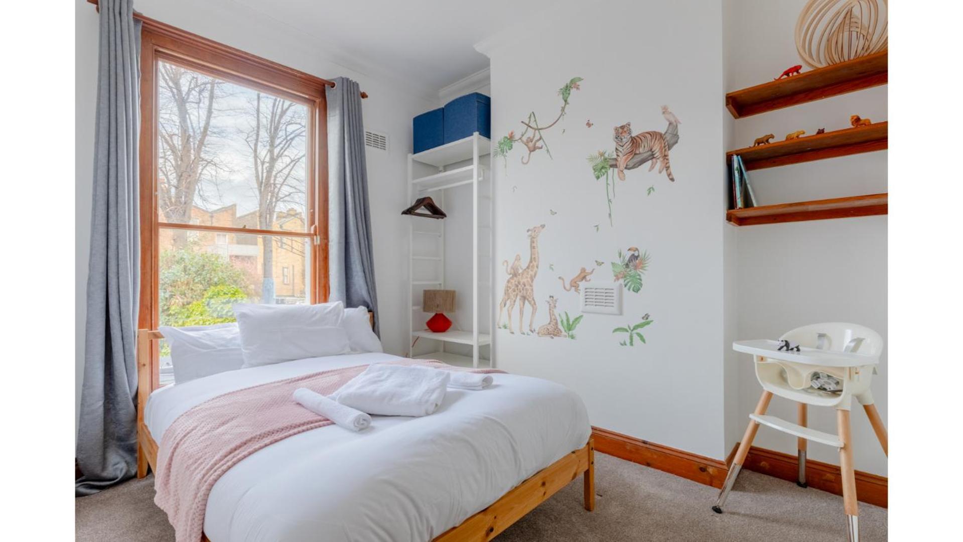 Spacious And Inviting 4bd Haggerston Apartment