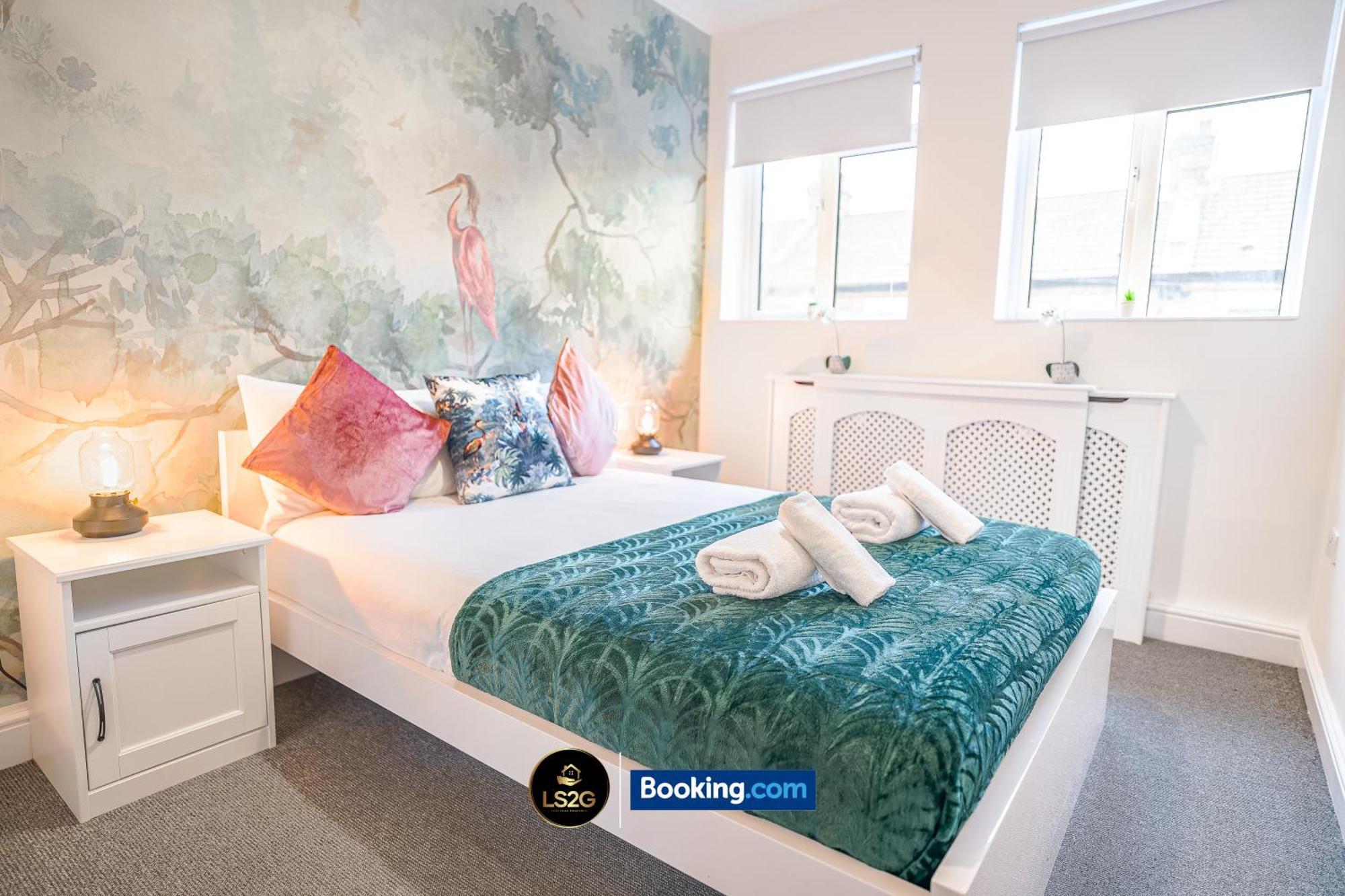 Amazing 3 Bedroom By Ls2g Short Lets & Serviced Greater With Free Wifi Apartment *