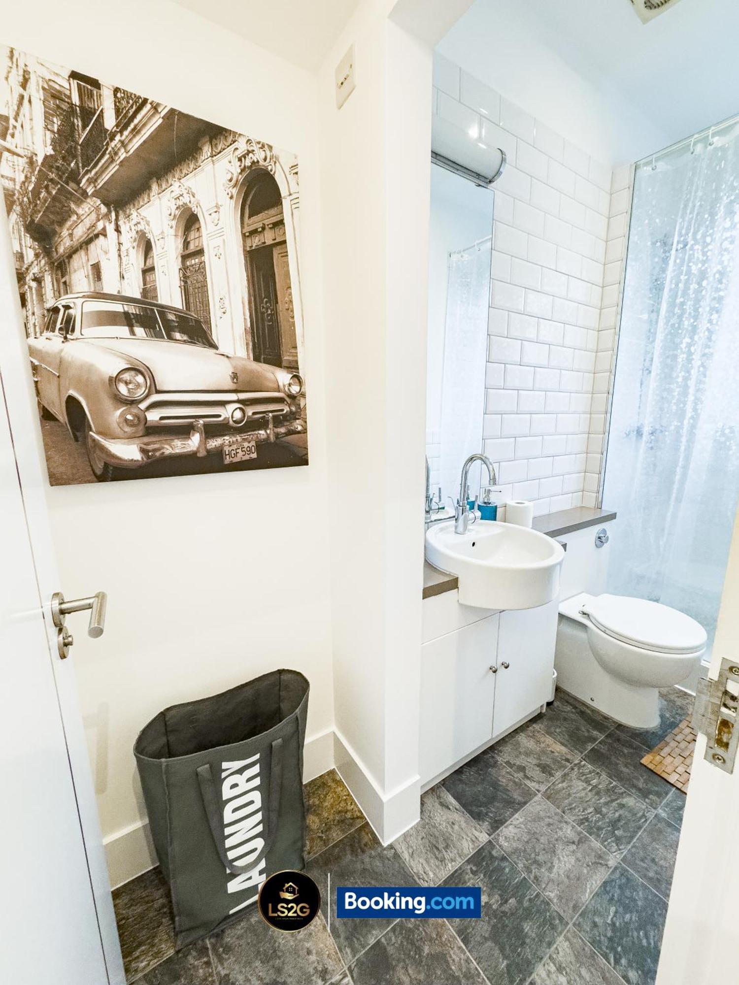 Apartment Amazing 3 Bedroom By Ls2g Short Lets & Serviced Greater With Free Wifi