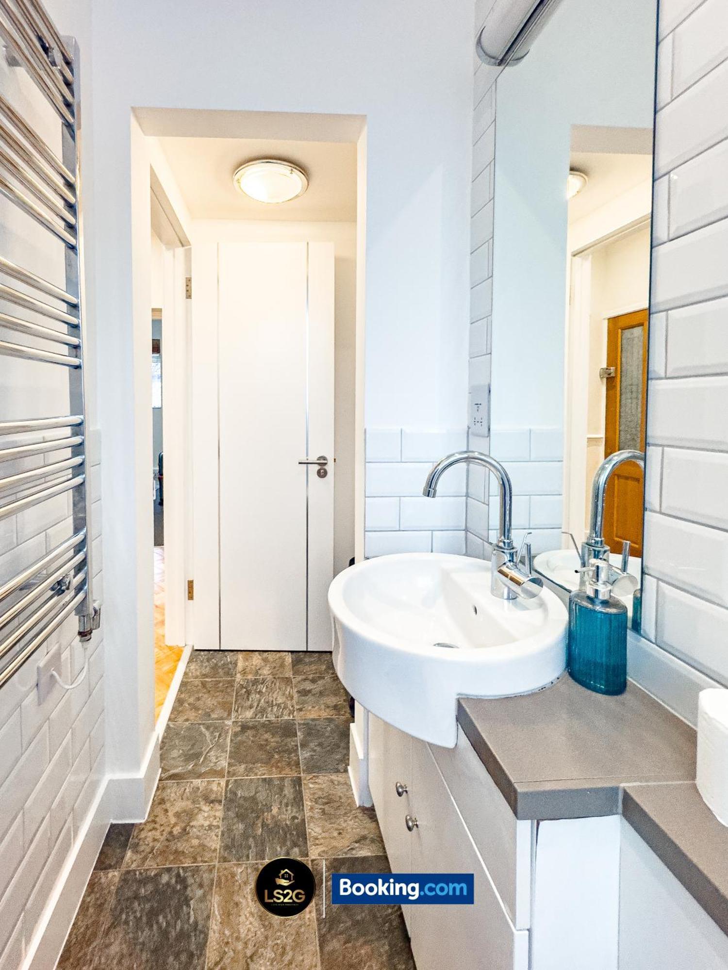 Amazing 3 Bedroom By Ls2g Short Lets & Serviced Greater With Free Wifi * London
