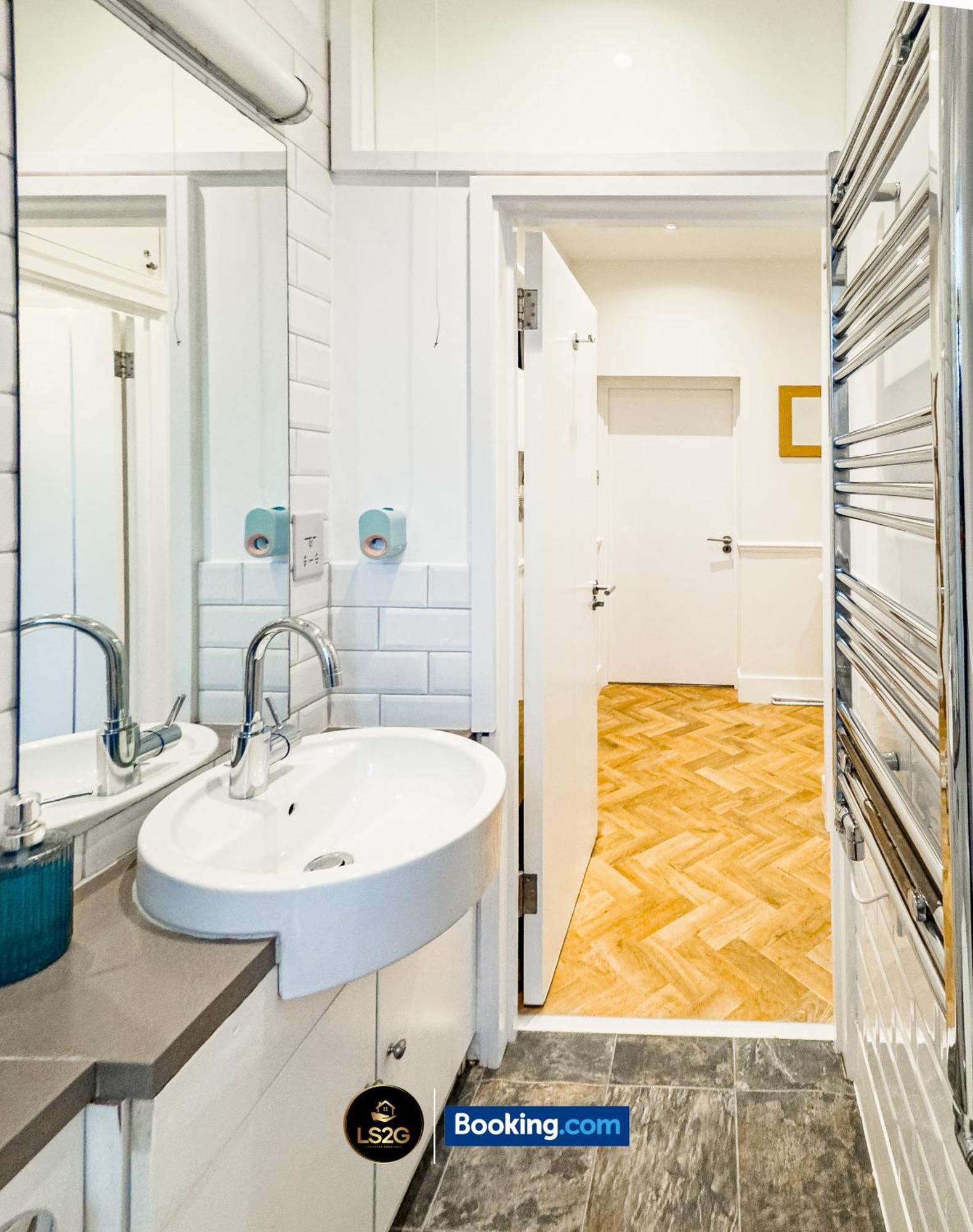 Apartment Amazing 3 Bedroom By Ls2g Short Lets & Serviced Greater With Free Wifi