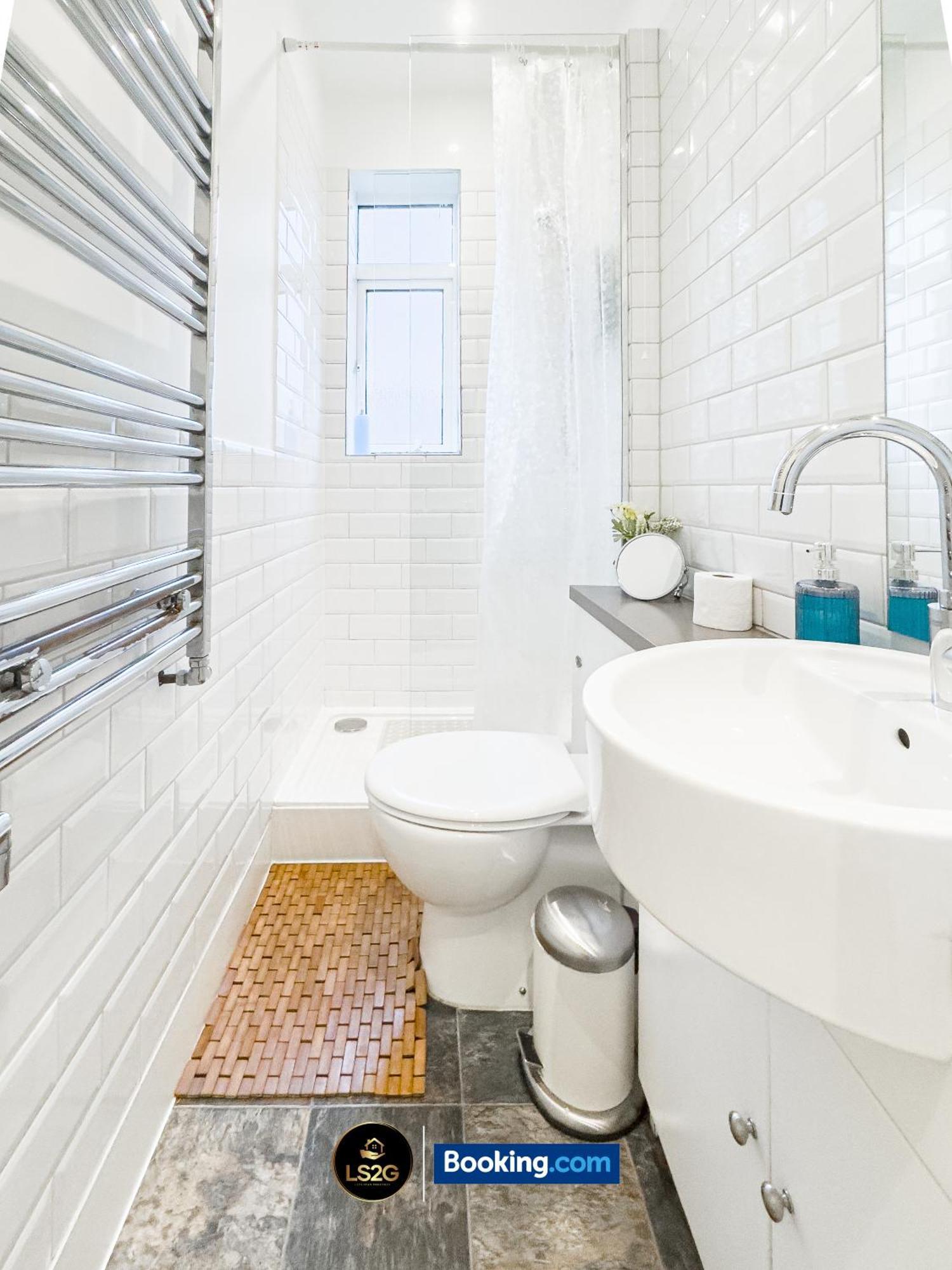 Amazing 3 Bedroom By Ls2g Short Lets & Serviced Greater With Free Wifi Apartment *