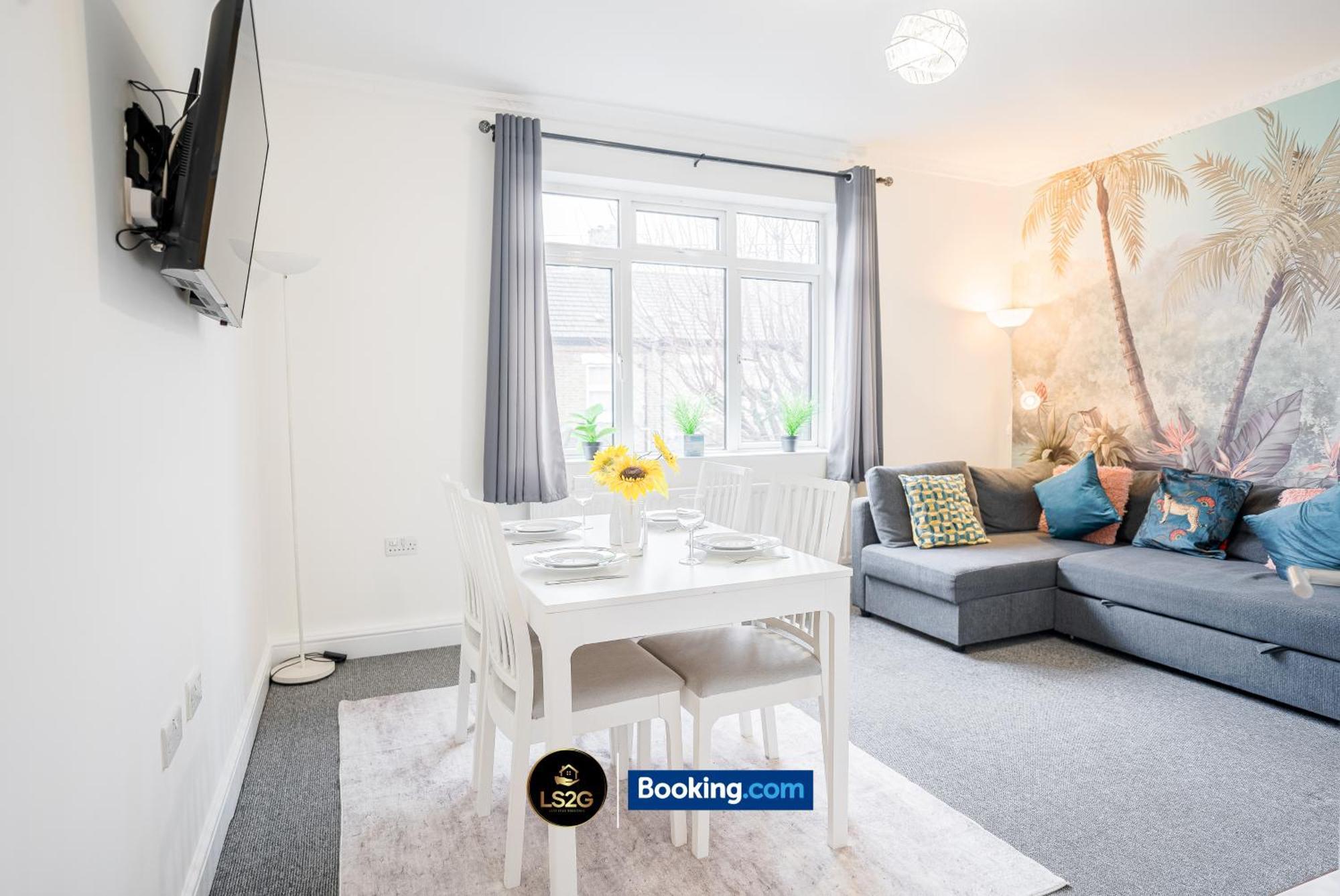Amazing 3 Bedroom By Ls2g Short Lets & Serviced Greater With Free Wifi *
