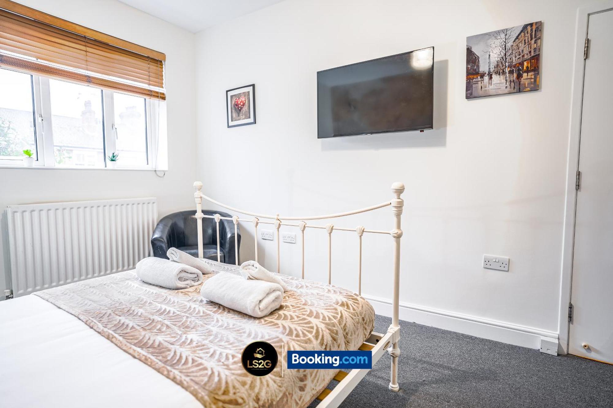 Amazing 3 Bedroom By Ls2g Short Lets & Serviced Greater With Free Wifi Apartment *