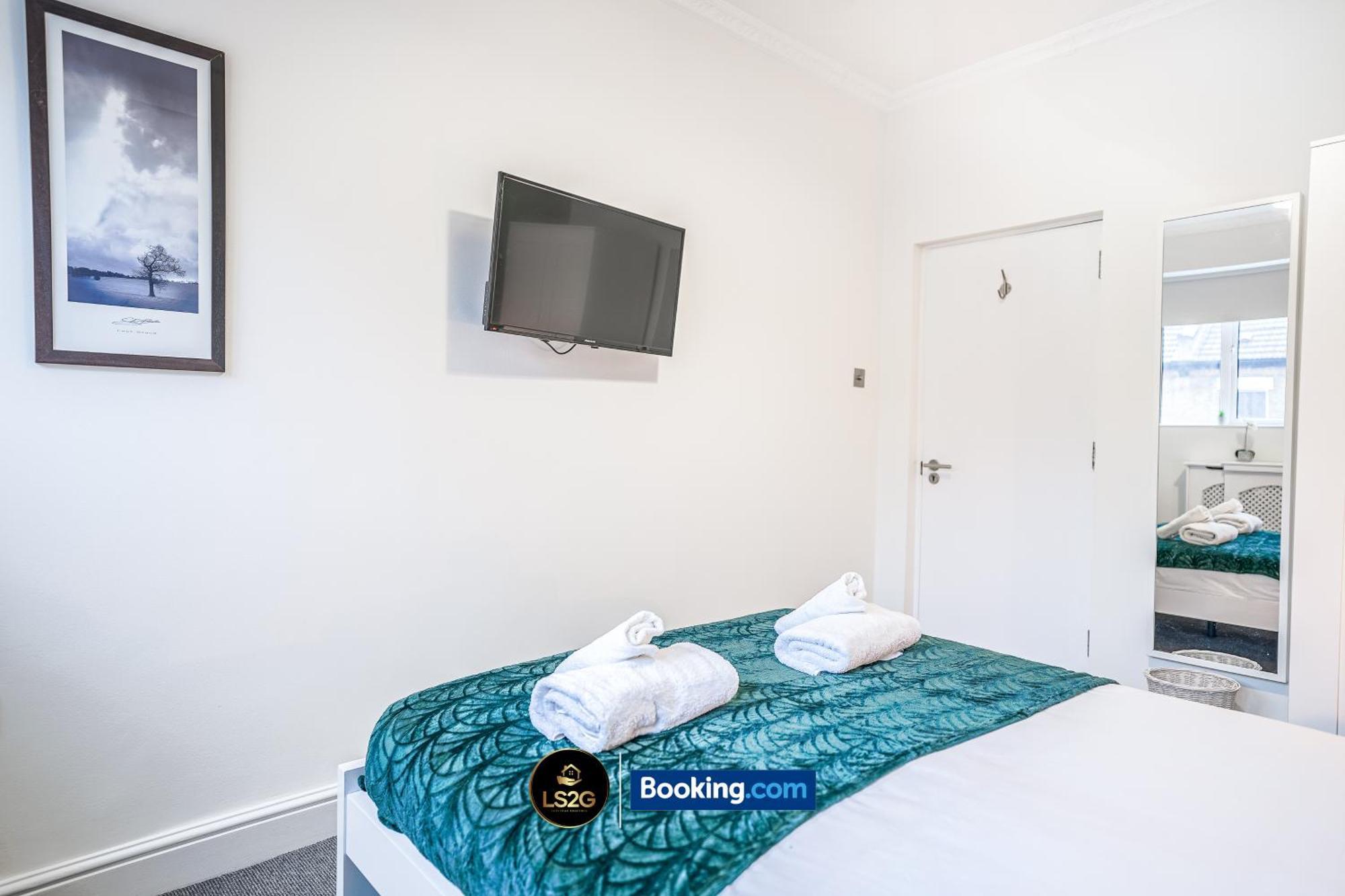 Apartment Amazing 3 Bedroom By Ls2g Short Lets & Serviced Greater With Free Wifi