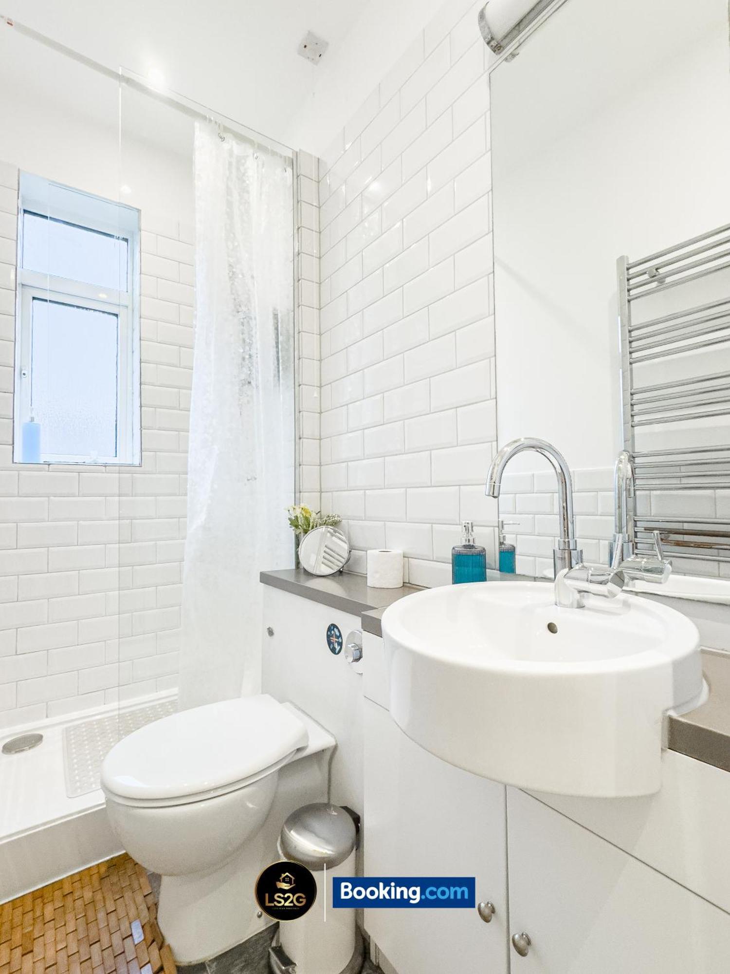 Amazing 3 Bedroom By Ls2g Short Lets & Serviced Greater With Free Wifi Apartment *