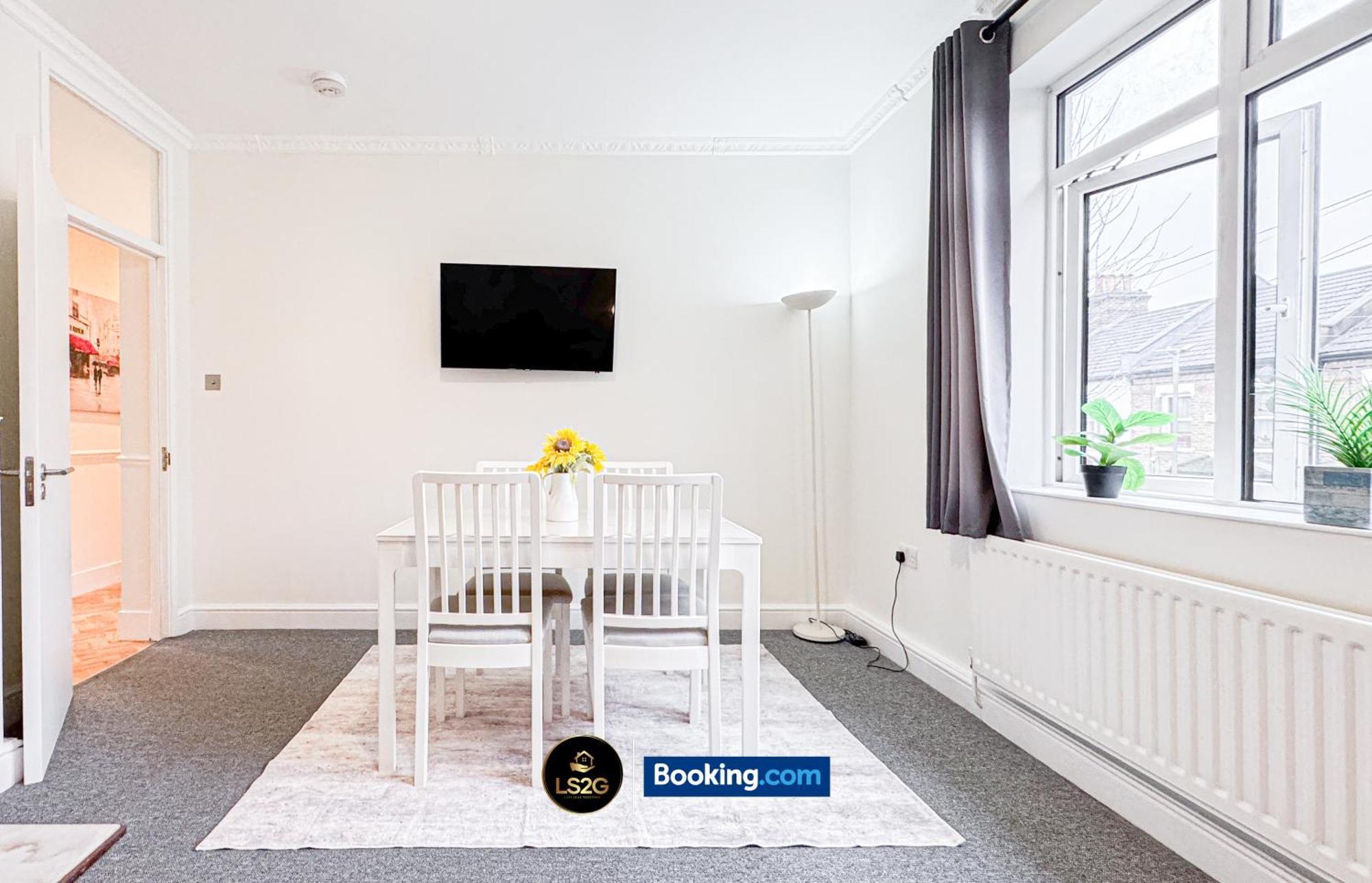 Apartment Amazing 3 Bedroom By Ls2g Short Lets & Serviced Greater With Free Wifi