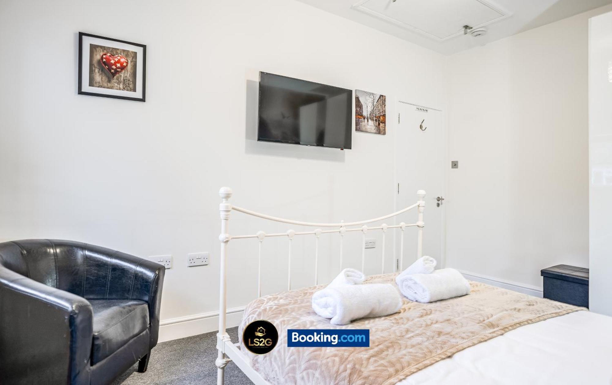 Amazing 3 Bedroom By Ls2g Short Lets & Serviced Greater With Free Wifi Apartment *