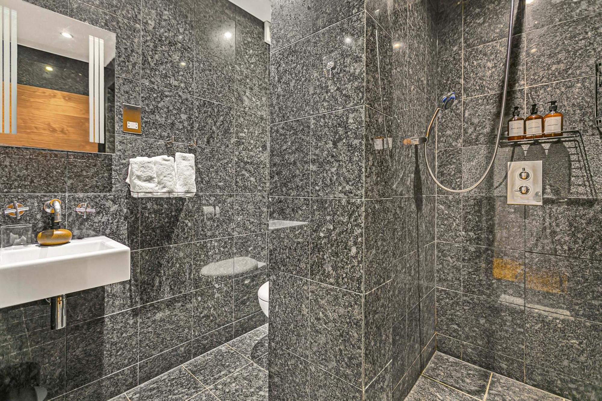 Apartment Large Stylish 2beds 2baths With Private Patio