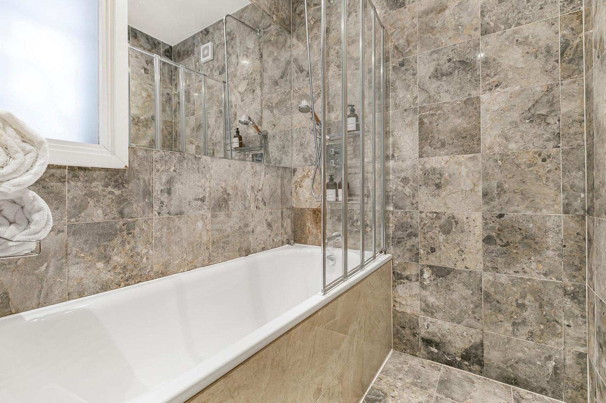 Large Stylish 2beds 2baths With Private Patio Apartment London